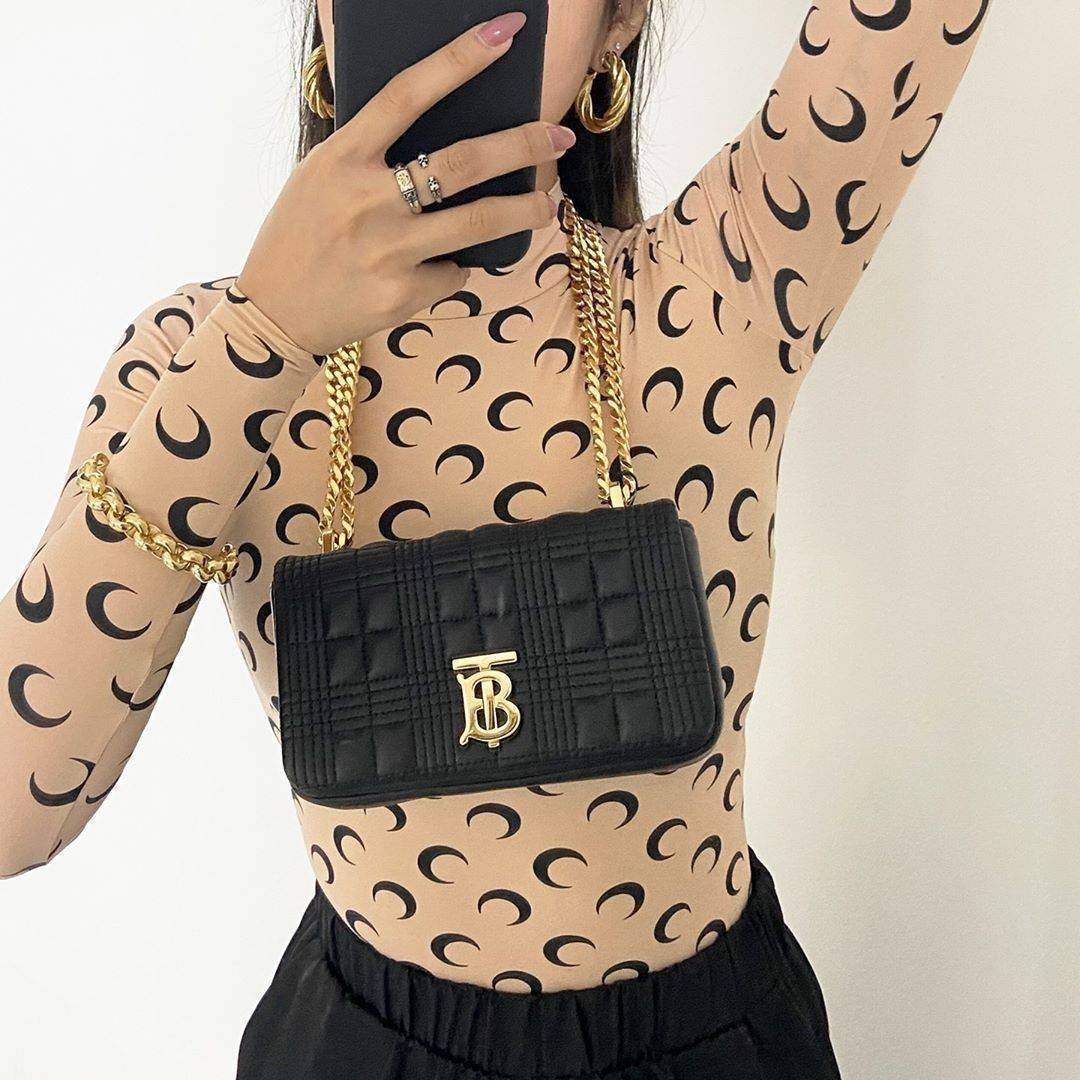 Rare items! รุ่นนี้ที่รอคอย BURBERRY FRAGRANCES QUITED LAMBSKIN BAG หนังแท้ Lambskin นิ่มสวยหรูดูดี เปิดปิดด้วยฝาปิดสัญลักษณ์รูปตัวB ภายในโล่งกว้าง ใส่มือถือ กระเป๋าสตางค์ได้ มาพร้อมสายสะพายโซ่ทองต่อหนังรองบ่าสามารถซ้อนสายสั้นสะพายไหล่ได้ หรือใช้สายยาว Cr