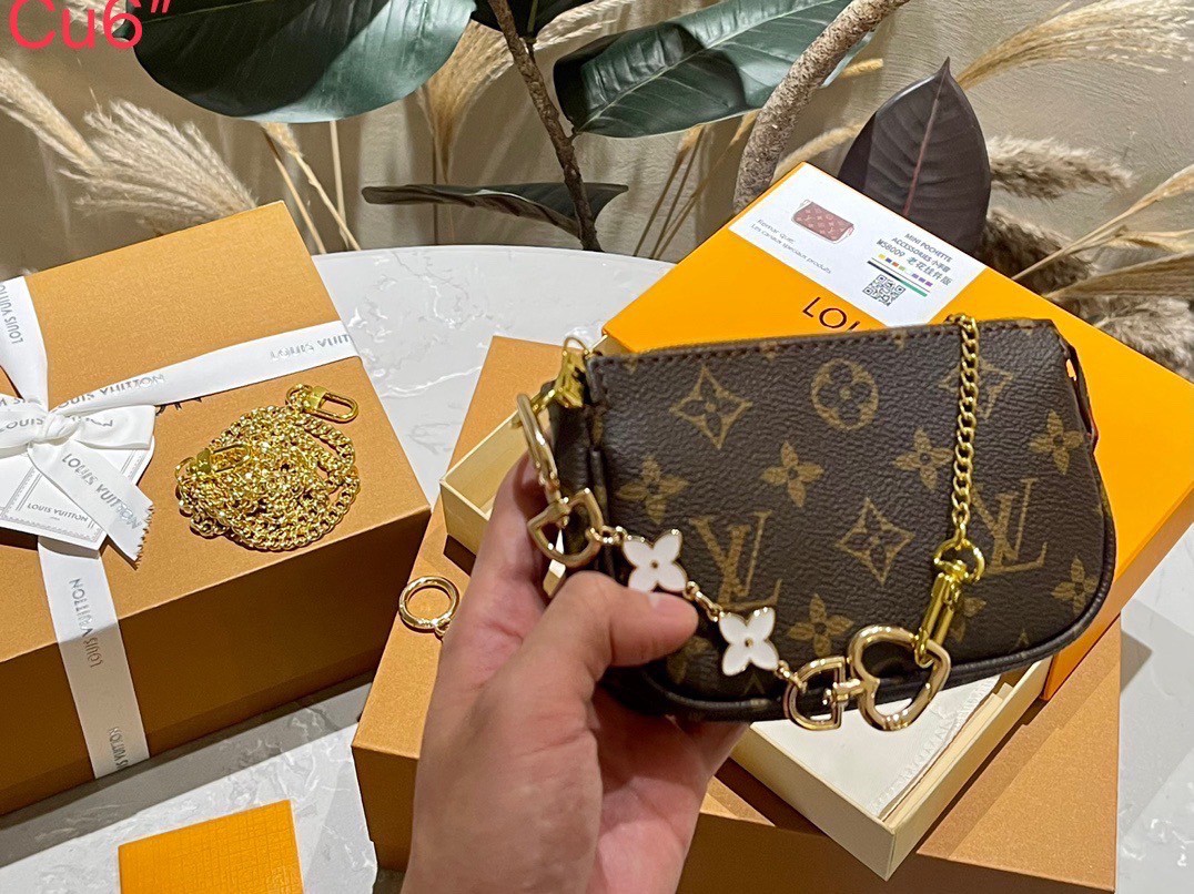 LV Mini Pochette Accessoires กระเป๋าทรงพอชไซส์มินิน่ารัก สวยงามน่าหลงใหล มาพร้อมสายโซ่ประดับมุกและหัวใจ สุดคุ้มปรับใช้ได้ตามต้องการ ถือออกงานดูแพง แมชชุดน่ารัก ได้ใบนี้ไปคุ้มแน่นอนค่ะ