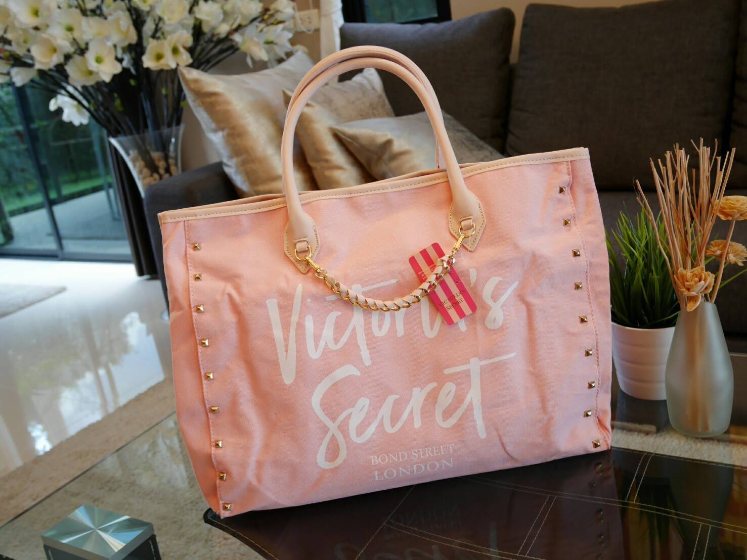 Victoria's Secret Canvas tote bag New Arrival กระเป๋าถือหรือสะพายทรง tote size L ใบใหญ่จุใจ วัสดุ Canvas หนา ด้านหน้าประดับโซ่ทอง สลับหนัง พร้อมสกรีนแบรนด์ Victoria's Secret และ ประดับหมุดด้านข้างเท่ๆห์เพิ่มดีเทล ปรับใช้ได้สองทรงค้า ภายในกว้างมี