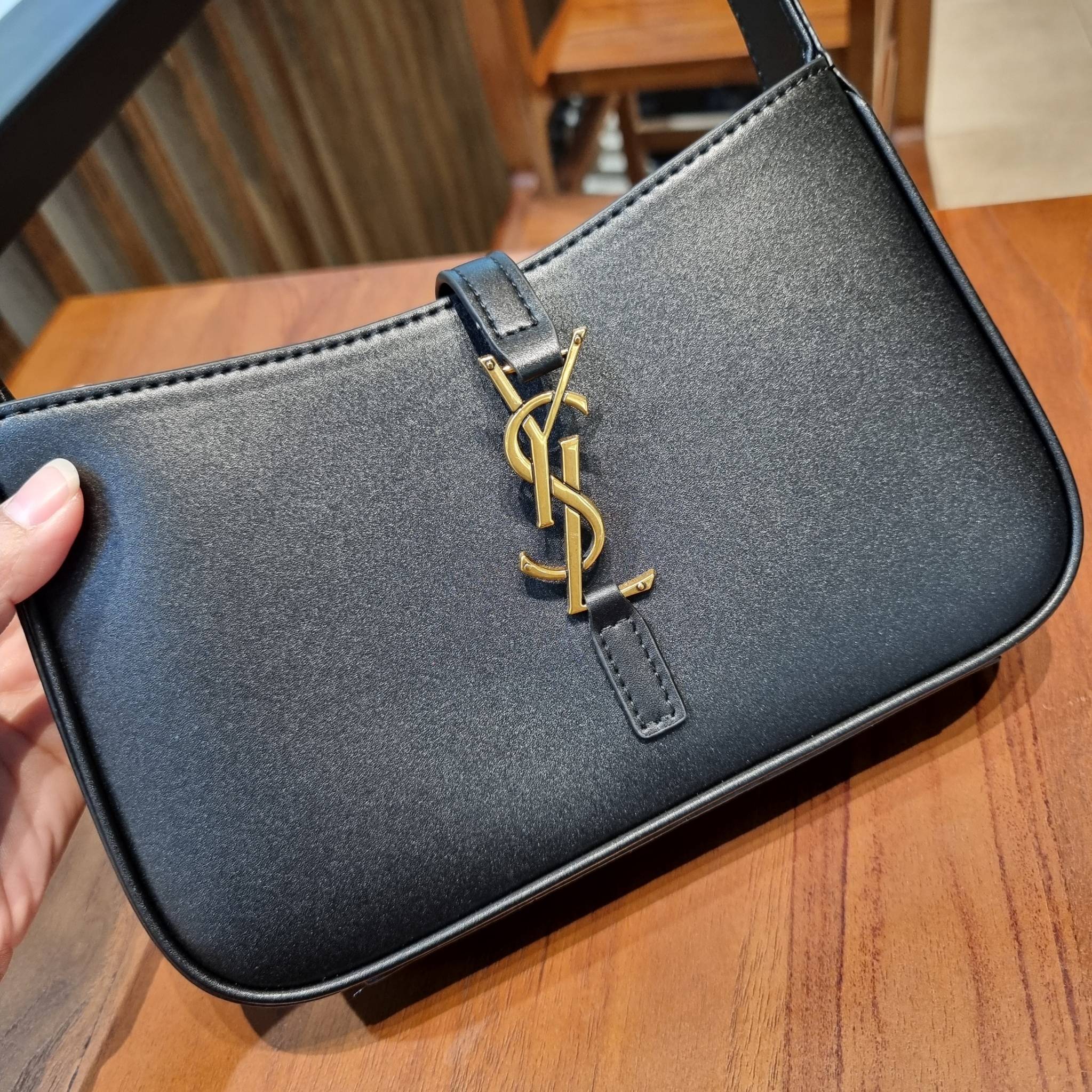 YSL LE 5 À 7 HOBO BAG IN SMOOTH LEATHER / Yves Saint laurent hobo bag กระเป๋าสะพายไหล่ ดีเทลหรู สวยครบทุกมุม ตอบโจทย์สาวๆทุกไลฟ์สไตล์ เพราะใช้งานได้ง่ายและสะดวก วัสดุหนังแท้ สัมผัสดีงาม น้ำหนักเบา ดูแพงที่สุด โดดเด่นด้วยโลโก้ สามารถเกี่ยวคล้องเพื่อล็อคปิด