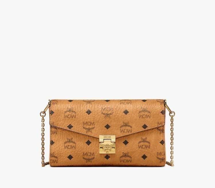 M.C.M MEDIUM MILLIE FLAP CROSSBODY IN VISETOS ฮอตที่สุดอีกหนึ่ง กระเป๋าสะพายกึ่งคลัทช์ มาพร้อมสายสะพายโซ่สีทองหรูหรา รูปทรงดีไซน์ร่วมสมัย ใช้งานง่ายด้วยตัวล็อค วัสดุภายนอกเป็นหนังแคนวาสคุณภาพดี ภายในเป็นหนังแท้สลับผ้า มีช่องซิปแยกอย่างดี ขนาดใบนี้กำลังดีม