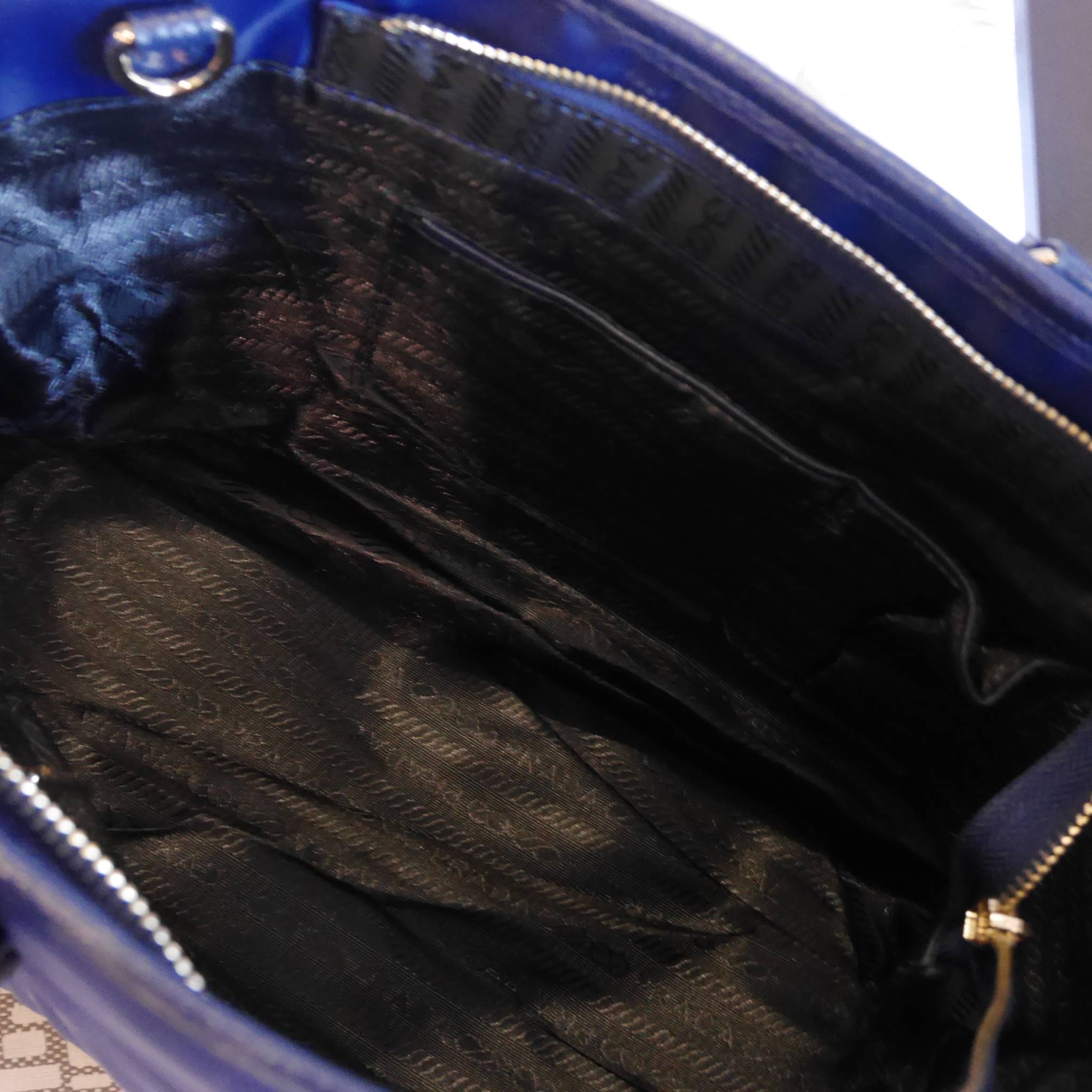 สาวๆที่มองหา กระเป๋าสะพายสวยเก๋ **ที่ใช้ได้ทุกวัน 👧👧 ทางร้าน ขอแนะนำ งานพรีเมี่ยมกิ้ฟ จากเคาเตอร์ต่างประเทศค่ะ รุ่น Limited edition ค่า กระเป๋าสะพาย จากแบรนด์ PRADA เป็น กระเป๋าผ้าไนล่อน สลับหนัง สะพายไหล่ได้ สามารถปรับระดับที่สายสะพายไหล่