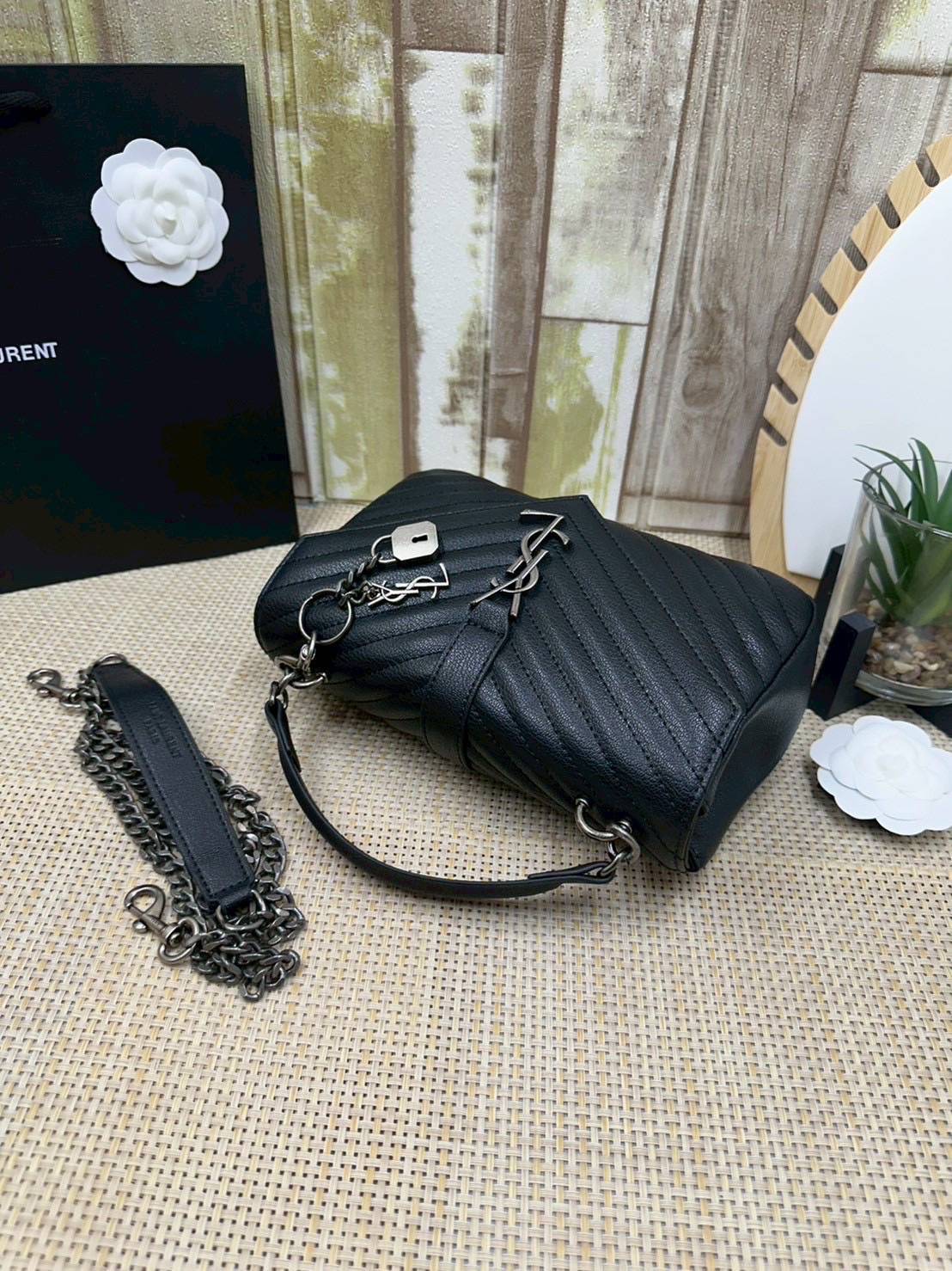 ORI หนังแท้ | YSL COLLEGE MEDIUM IN QUILTED LEATHER 25cm กระเป๋าสะพายทรงสวยสุดหรู ดูติดแกลมสุดๆ โดดเด่นด้วยโลโก้ด้านหน้า เพิ่มดีเทลความผู้ดี ไม่เคยผิดหวังจริงๆ!!