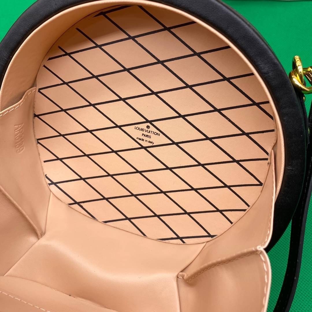 หนังแท้ LOUIS VUITTON PETITE BOITE CHAPEAU LV ROUND BAG โดดเด่นด้วยรูปทรงอันเป็นเอกลักษณ์และรายละเอียดแบบคลาสสิก ภายในโล่งกว้างด้วยช่องใส่ของขนาดใหญ่ มีสายยาวสะพายข้างได้ ถอดออกได้ หรือจะถือหรูๆ ไปเลยค่าา ภาพถ่ายสินค้าจริง ไอเท็มนี้สวยน่าใช้สุดคุ้มมากๆ ห้
