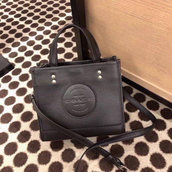 ใหม่ล่าสุด อดใจยังไงไหว COACH Dempsey Field Tote 22 C5268 โทนสีขาวล้วน ดำล้วน สุดคลาสสิก พร้อมส่งความสวยที่ไทยค่ะ! กระเป๋าทรง Tote ขนาดพอเหมาะลำตัว พกพาง่ายสะดวกได้กับทุกๆวัน ด้านหน้าปั้มโลโก้แบรนด์ตัวใหญ่สวยค่ะ;เปิดปิดกระเป๋าแบบกระดุมแม่เหล็ก ภายในใส่กระ