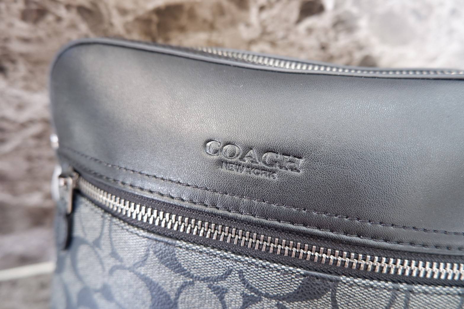 COACH Men Houston Signature Messenger Bag กระเป๋าสะพายข้าง crossbody หนังลาย signature brand เปิดปิดด้วยซิป ภายในโล่งใส่ wallet ยาว, mini iPad และของใช้ได้ มีช่องเล็ก และช่องซิป สายสะพายปรับได้ค่ะ