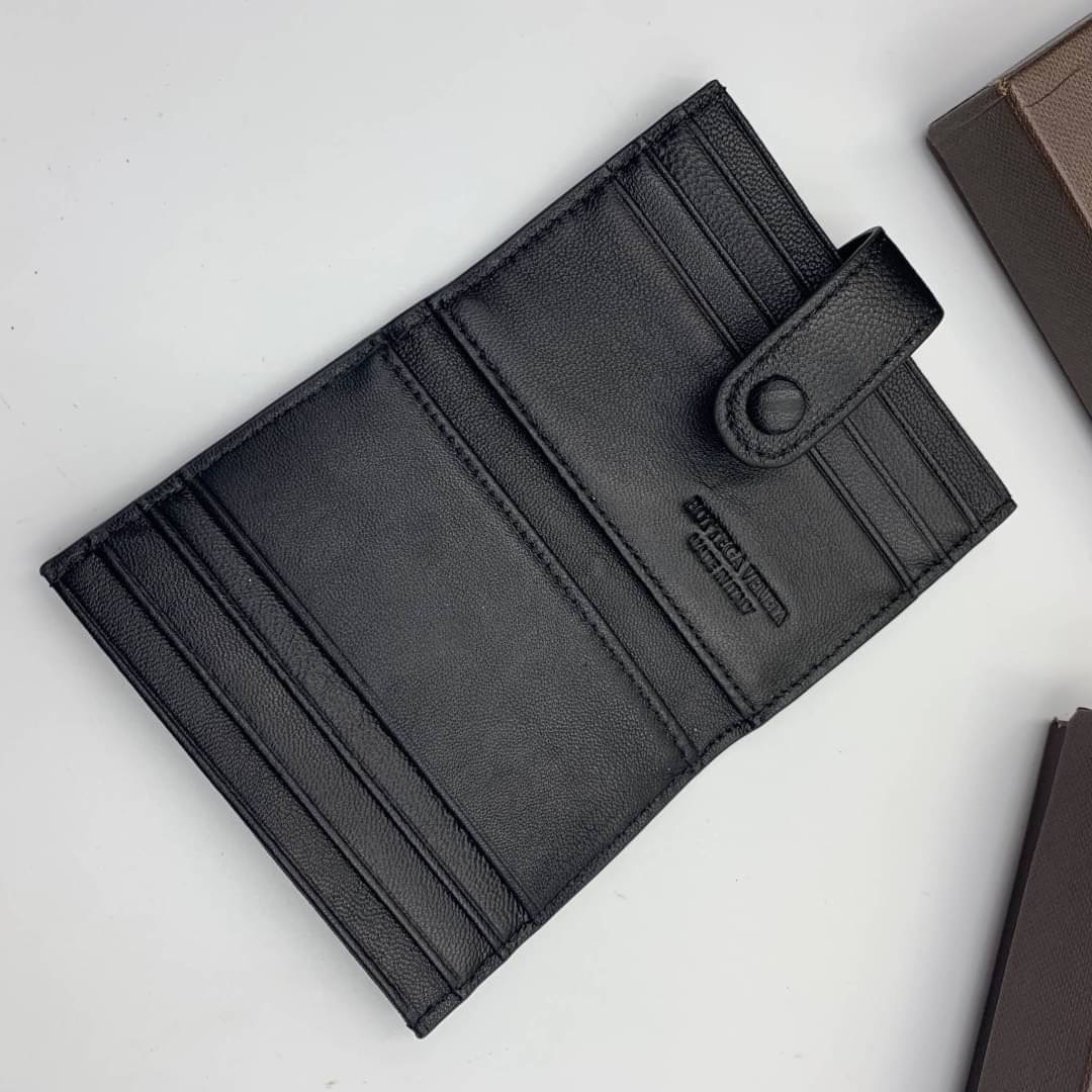หนังแท้ BOTTEGA VENETA CARD HOLDER BI-FOLD / BV Card Holder พร้อมส่งที่ไทย กระเป๋าใส่บัตร 2 พับ รุ่นคลาสสิกที่หยิบมาใช้งานได้บ่อยที่สุด งานหนังลูกวัวแท้ทั้งใบ ใช้ทนทานได้นาน ใช้ทนทานได้นานภาพสินค้าถ่ายจากงานขายจริง ใช้งานต่างประเทศได้ค่ะ