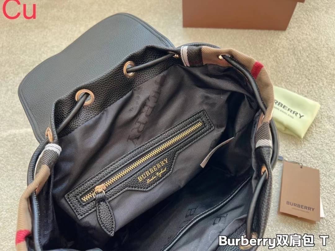 BURBERRY Rucksack Military Backpack / BURBERRY FRAGRANCES VINTAGE 2WAYS RUCKSACK BACKPACK / BURBERRY BACKPACK กระเป๋าเป้ ลาย Vintage Signature สวยคลาสสิค ภายในโล่งกว้างและช่องใส่มือถือสามารถใส่มือถือกระเป๋าสตางค์ของใช้ได้เยอะ หูจับหนัง เป็นเป้ก็ดูดีไอเท็ม