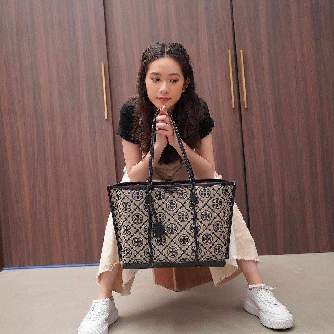 OUTLET 】TORY BURCH FACTORY MONOGRAM JACQUARD LARGE TOTE BAG (L) กระเป๋าถือหรือสะพายดีไซน์ยอดนิยมจาก TORY BURCH FACTORY OUTLET วัสดุ Woven Jacquard & Leather ทอลาย Jacquard Singnature แบรนด์รอบใบปราณีตสวยอยู่ทรงเป็นเอกลักษณ์ ใบใหญ่กำลังดี กว้างและจุได้เยอะ