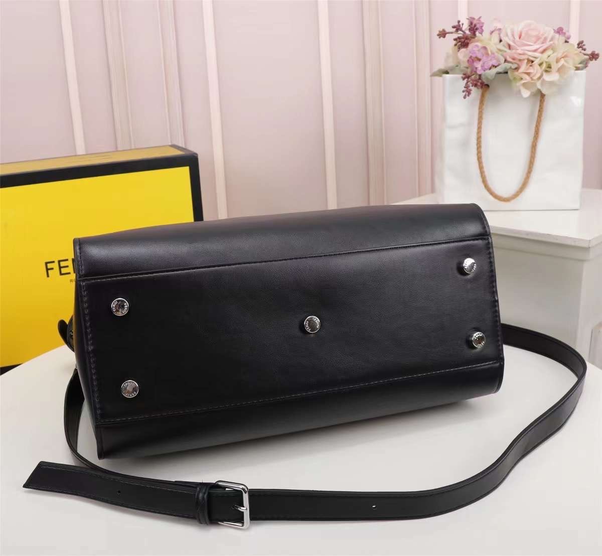 FENDI Monster Bag 36cm เกรดเทพออริจินอล กระเป๋ายอดนิยมของแบรนด์ ดีไซน์สวยเรียบหรูแฝงด้วยความเก๋ สามารถสะพายหรือถือ เหมาะสมกับวัยรุ่น สะดวกในการพกพาไม่ว่าสาว ๆ จะไปเที่ยวต่างจังหวัด ต่างประเทศหรือแม้กระทั่งทำกิจกรรมแอดเวนเจอร์ต่าง ๆ ก็ไม่ทำให้เกะกะแต่อย่าง
