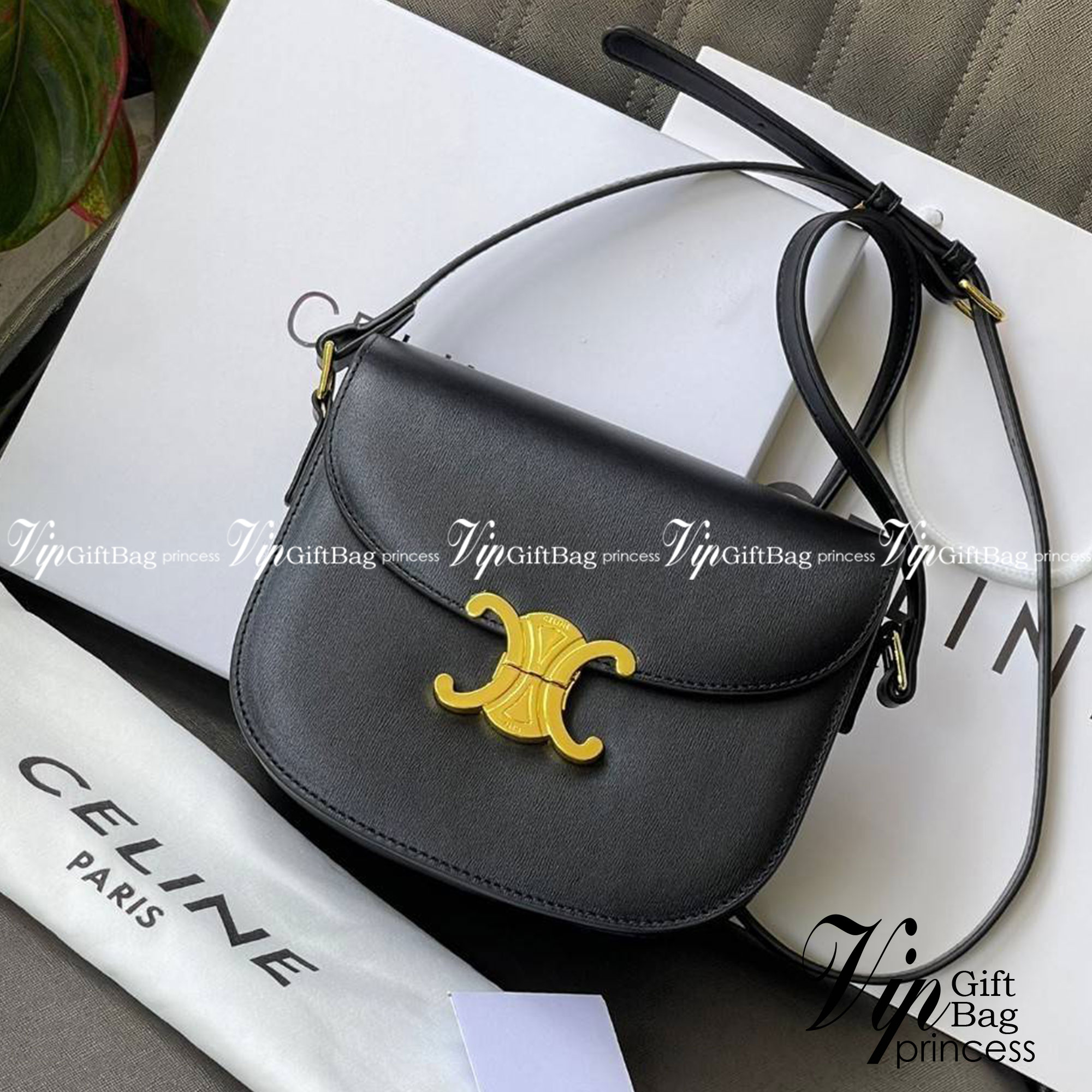 VIP 🥂 CELINE TEEN BESACE TRIOMPHE IN SHINY กระเป๋าสะพายคาดลำตัวรุ่นนี้นับว่าเป็นกระเป๋าอีกหนึ่งรุ่นในซีรีส์ Triomphe ที่ได้รับความนิยมอย่างมาก ด้วยรูปร่างทรงโค้งมนมีความคลาสสิกตามแบบฉบับของ Celine เพิ่มความหรูหราและโดดเด่นด้วยการตกแต่งด้วยโลโก้โลห