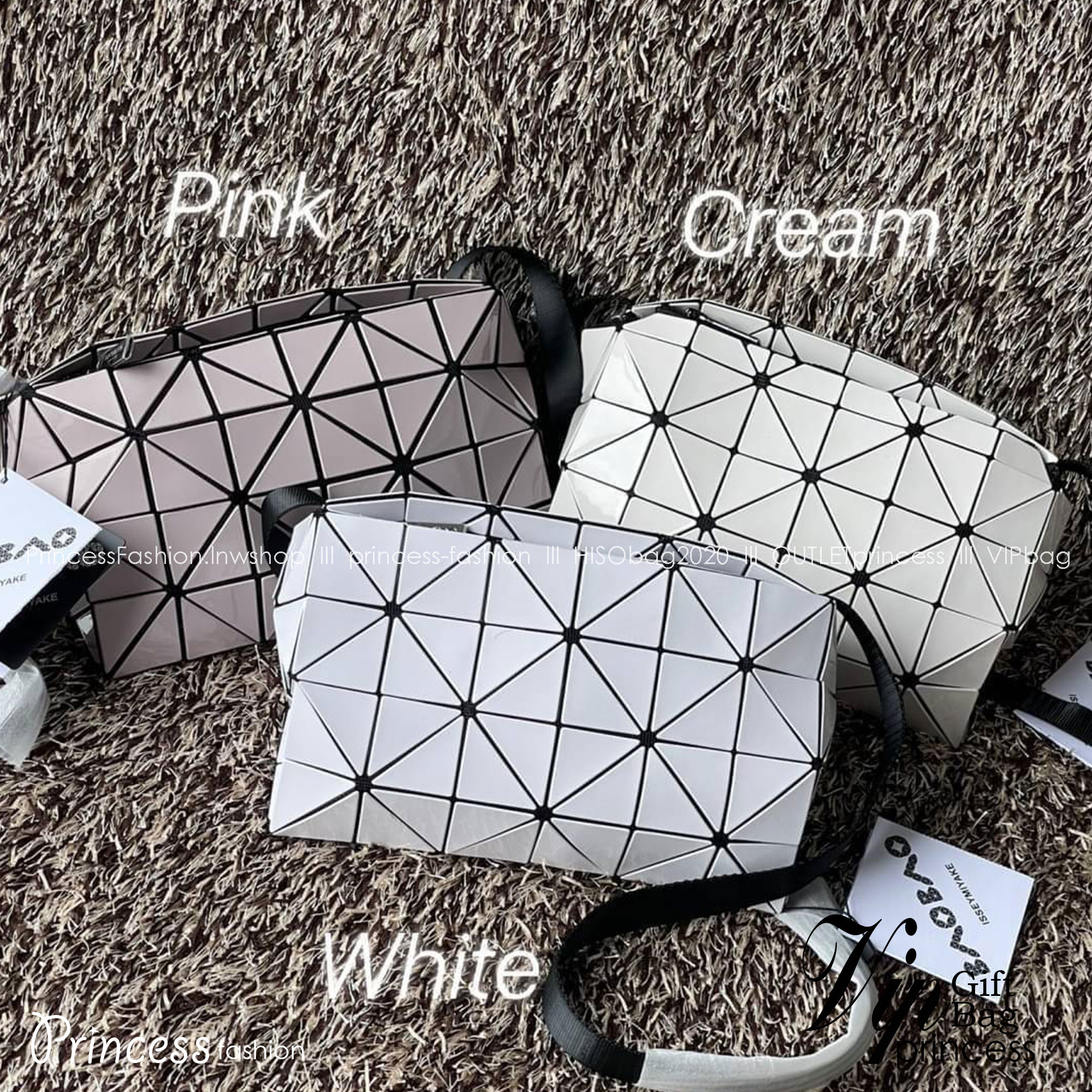 BAOBAO Issey Miyake CARTON GLOSS SHOULDER BAG มาในไซส์ขนาดกะทัดรัด โดดเด่นด้วยดีไซน์อันเป็นเอกลักษณ์ของแบรนด์ ที่สำคัญน้ำหนักเบา