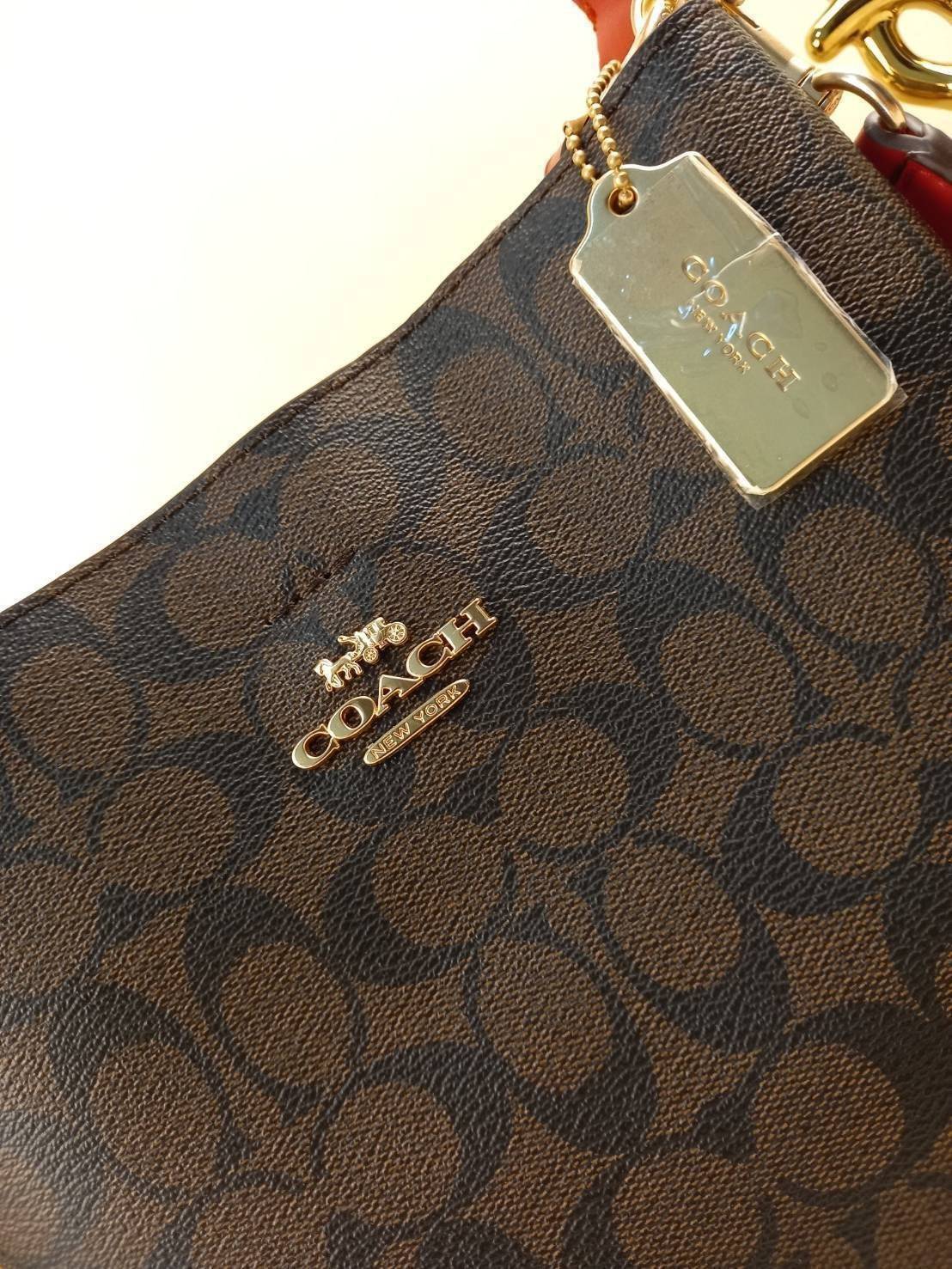 ใบใหญ่ 10" COACH TOWN BUCKET BAG IN SIGNATURE CANVAS (COACH 91512) 🌺 เป็นสีที่ขายดีมากๆ และหายากมากๆด้วย!! //ขนาด 10 นิ้ว ใส่ของได้จุใจ!! //กระเป๋าสะพายข้าง //วัสดุหนังแคนวาสอย่างดี หนังสวย อยู่ทรง มีสายสะพายยาว ใช้สะพายเป็นคลอสบอดี้ได้ สายยา