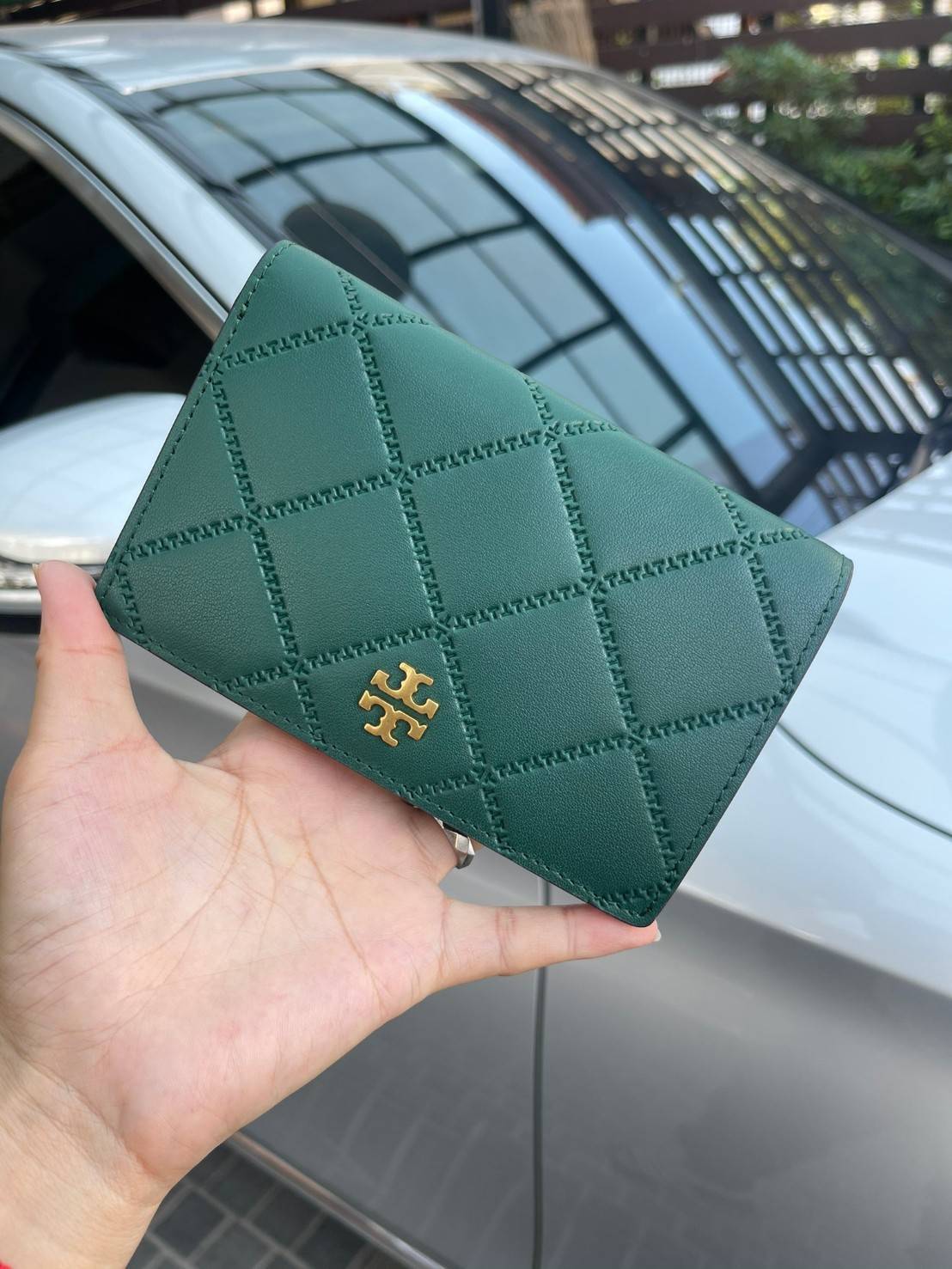 Tory burch georgia slim medium wallet กระเป๋าสตางค์ขนาดกลาง ที่มีดีไซน์ขั้นตอนการใช้งานเรียบง่ายแต่ฟังก์ชั่นครบ ตอบโจทย์สาวๆที่ไม่ชอบกระเป๋าสตางค์ใบใหญ่จนเกินไป