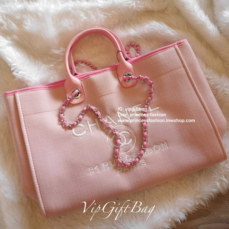 Chanel tote canvas bag จากงานพรีเมี่ยม VIP GIFT รุ่นดังเลยค้า Size ใหญ่อลัง บอกเลยว่า *งานดีที่สุด ตัวกระเป๋า กระเป๋าผ้าเป็นผ้า canvas เนื้อดีสมราคา สัมผัส นุ่มลื่นมือมากกกก อะไหล่เงินปั้มแบรนด์แท้ทั้งใบ ด้านหน้าปัก logo แบรนด์สุดหรู จุของได้เยอะมากก มีช่