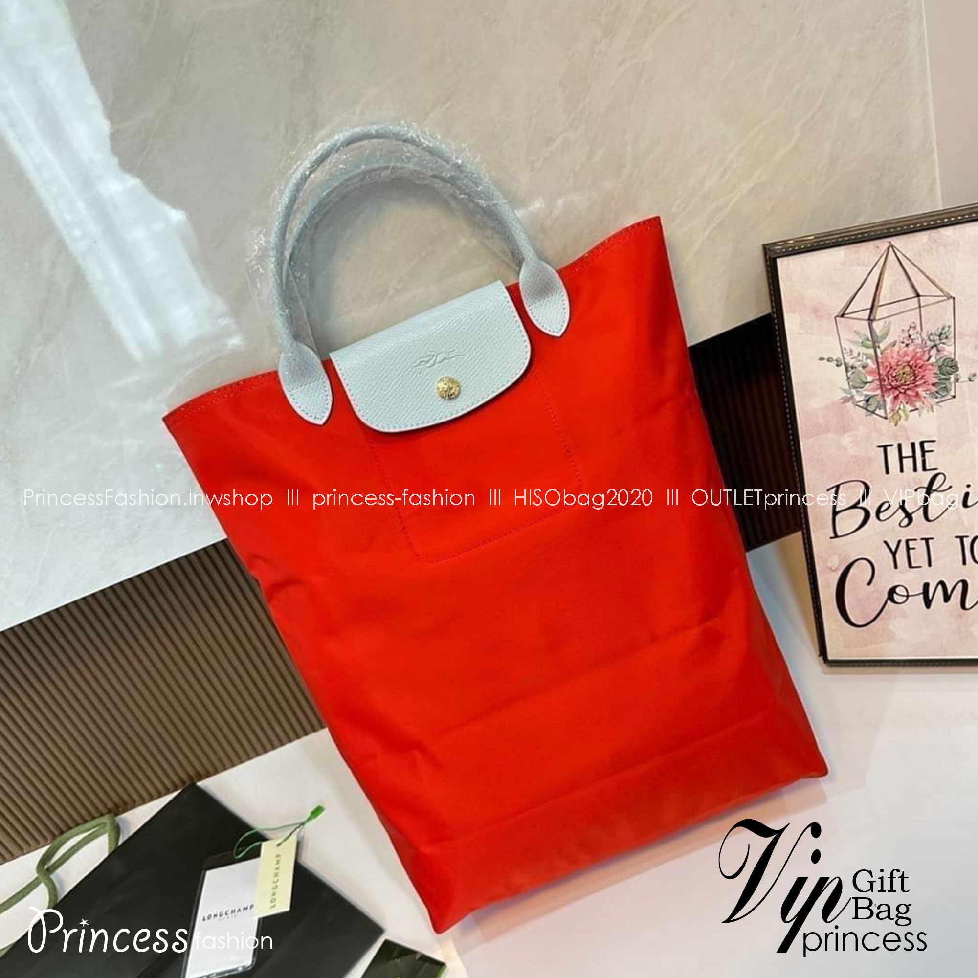 LONGCHAMP LE PLIAGE RE-PLAY TOP HANDLE BAG สินค้ารุ่นลิมิเต็ด collection สุดปัง ซื้อใบเดียวเหมือนได้2 ใบ กระเป๋าสะพายแนวตั้งที่กว้างขวาง มีเอกลักษณ์เฉพาะตัวแต่มีดีไซน์ที่น่าดึงดูด