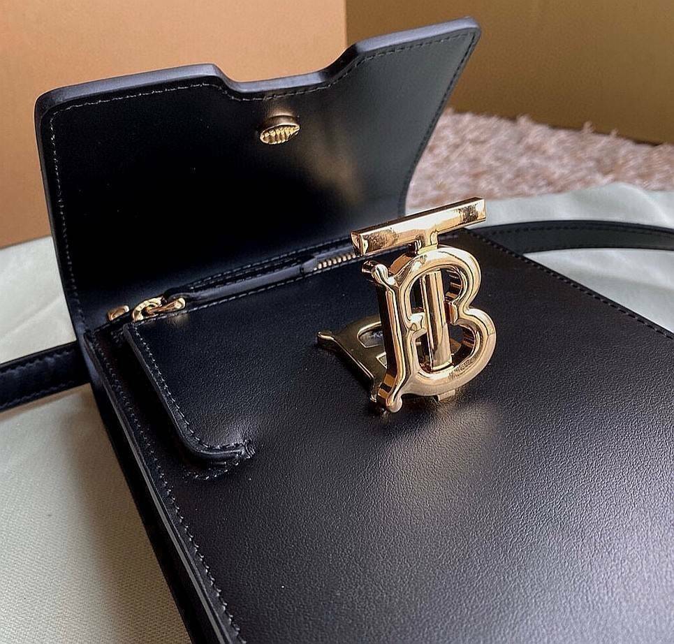 พรีเมี่ยมกิ๊ฟแท้ 100% 】BURBERRY FRAGRANCES CROSSBODY BAG VIP GIFT WITH PURCHASE (GWP) กระเป๋าสะพายพรีเมี่ยมกิ๊ฟ Limited Edition จากน้ำหอม BURBERRY DUTY FREE วัสดุ Canvas Cotton & Leather ทรงเหลี่ยมแนวตั้งดีไซน์สวยหรูอยู่ทรงมีโลโก้แบรนด์ด้านหน้า เปิดปิดด้ว