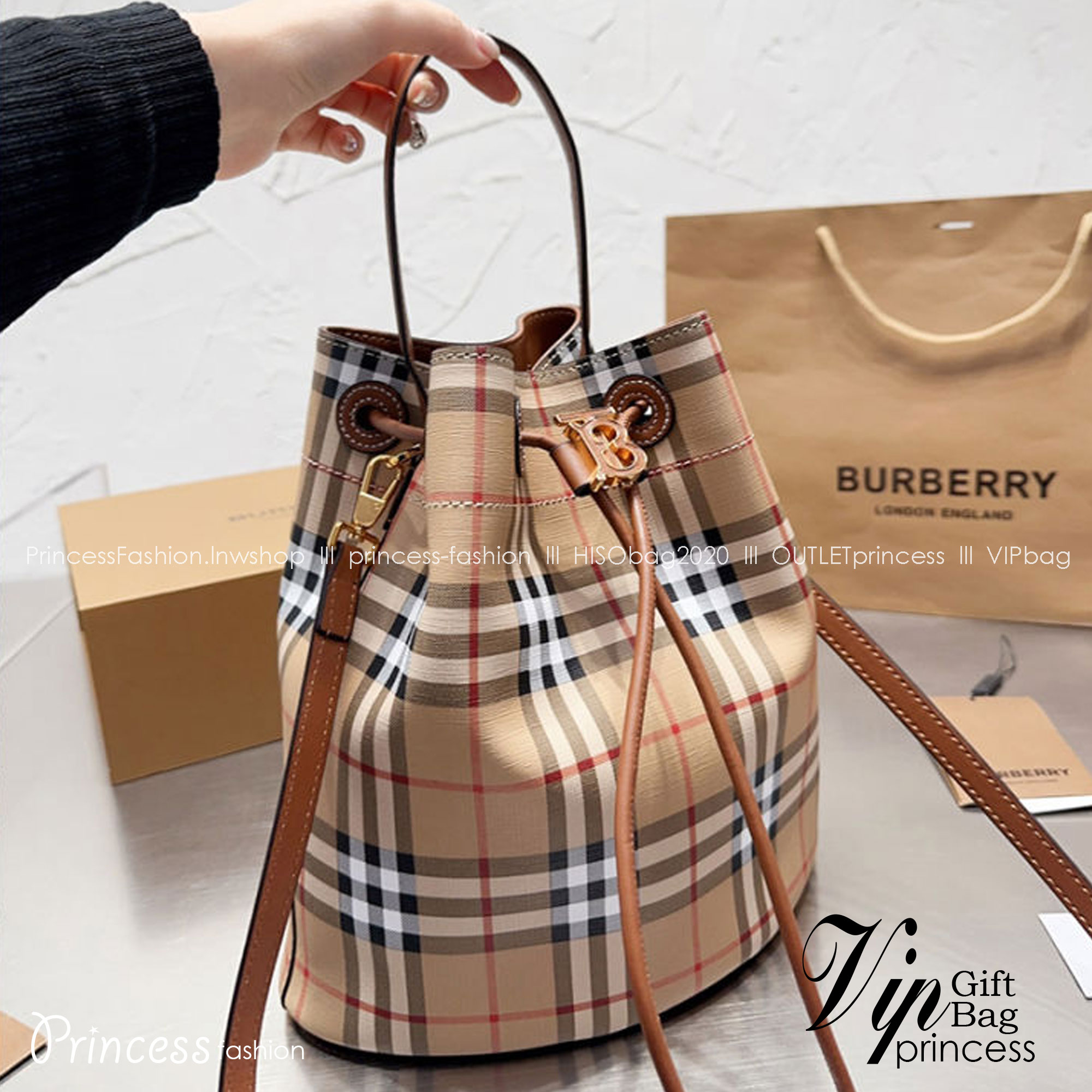 BURBERRY MONOGRAM BUCKET BAG กระเป๋าถือ กระเป๋าสะพายครอสบอดี้ วัสดุหนังพิมลาย MONOGRAM วินเทจ เปิดปิดด้วยตัวรูดปิดปากแบบขนมจีบ ประดับสัญลักษณ์สุดหรู ด้านในเป็นช่องใส่ของขนาดใหญ่ พร้อมช่องแยกใส่ของจุกจิก