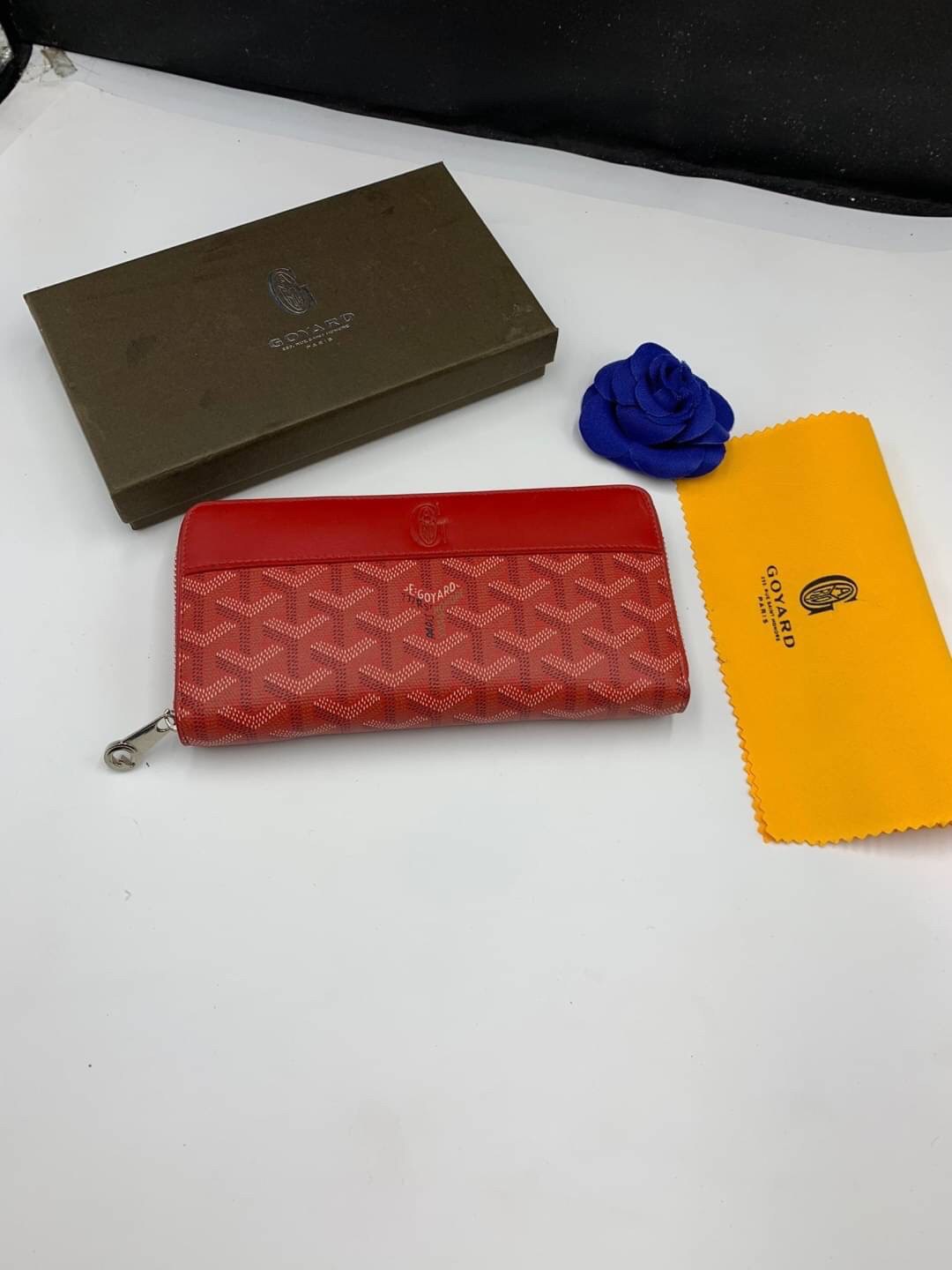 VIP GIFT 】GOYARD round zipper Matignon Long Wallet กระเป๋าสตางค์ซิปรอบใบยาว พร้อมส่ง 6 สี เหมาะกับการใช้งานทุกรูปแบบ นอกจากเพิ่มความมั่นใจแล้ว ยังทำให้ชีวิตของเราง่ายขึ้นอีกด้วย โดยการเปิดปิดแบบซิปรอบ สามารถใส่ธนบัตร เหรียญ บัตรต่างๆได้หลายใบเลยทีเดียว ขน