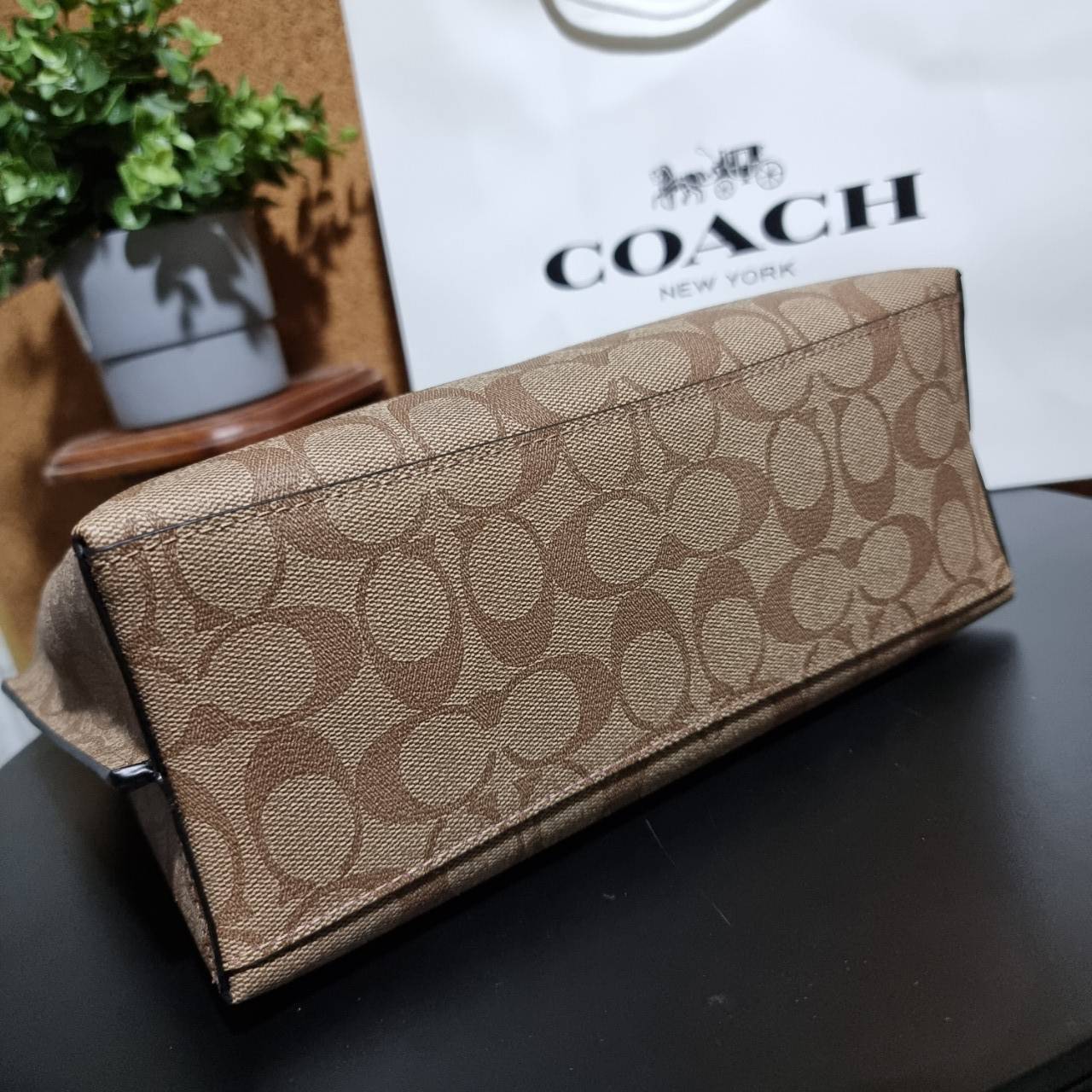 COACH C4250 MOLLIE TOTE 25 IN SIGNATURE CANVAS น้องมาแล้วจ้าาา ใหม่ล่าสุด กระเป๋าโท้ทไซส์เล็กที่สาวๆตามหา ดีไซน์คลาสสิคเหมือนเดิม เพิ่มเติมคือสะดวกขึ้นเยอะ!! ย่อส่วนมาจากใบใหญ่เป๊ะๆ น่ารักน่าใช้มากๆ วัสดุหนังแคนวาสเคลือบลาย ภายในโล่งกว้าง มีช่องซิปกลางใส่