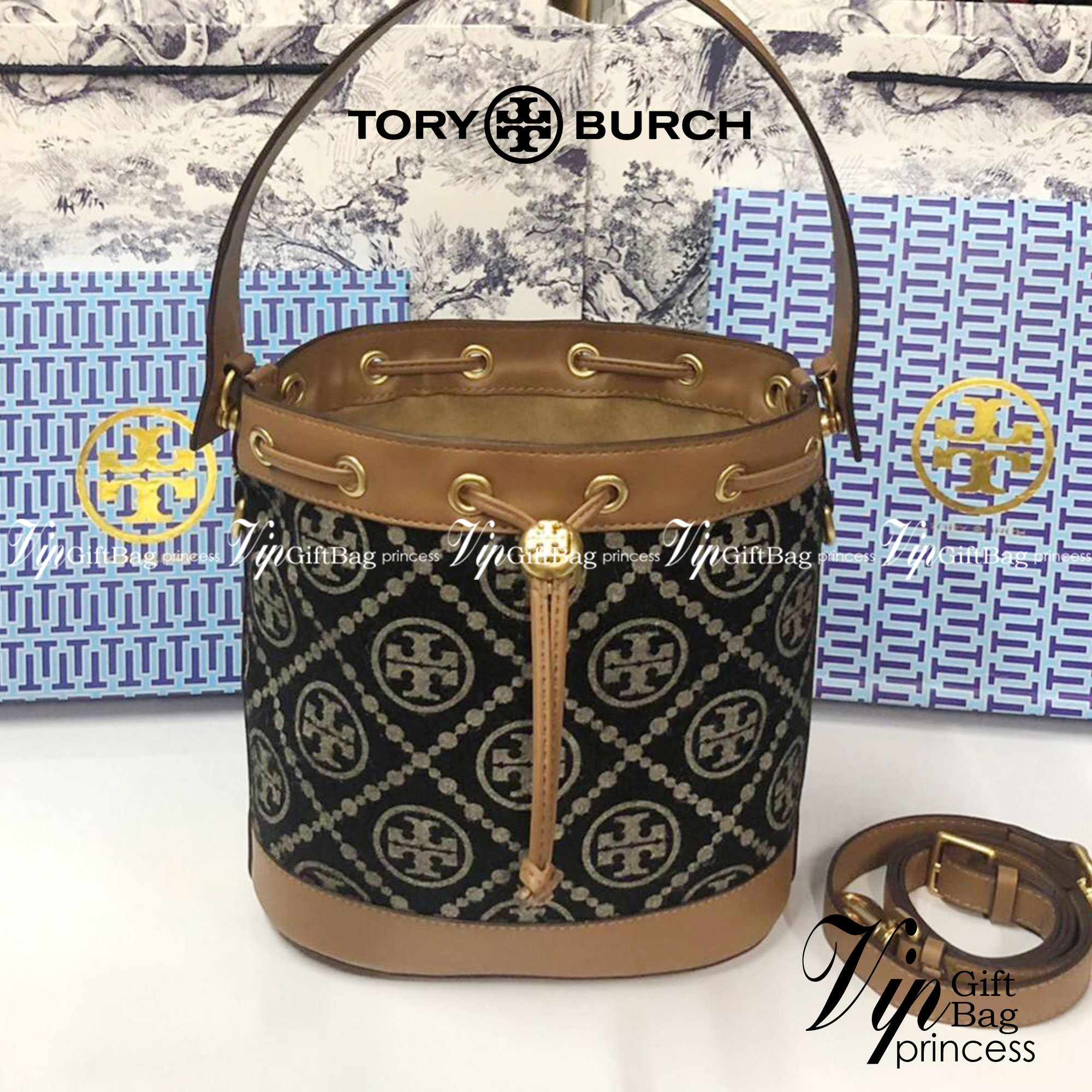 Medium : Tory Burch T Monogram Chenille Bucket Bag เปิดตัวอีกหนึ่งรุ่นกับกระเป๋าลาย T MONOGRAM รุ่นใหม่ล่าสุดจาก TORY BURCH พลาดไม่ได้กับโลโก้สุดคลาสสิก ลวดลาย T Monogram คือวัสดุ chenille หรือที่เรียกว่า ด้านไหมกำมะหยี่ มารังสรรค์ลงบนกระเป๋าBucketใบนี้ เ