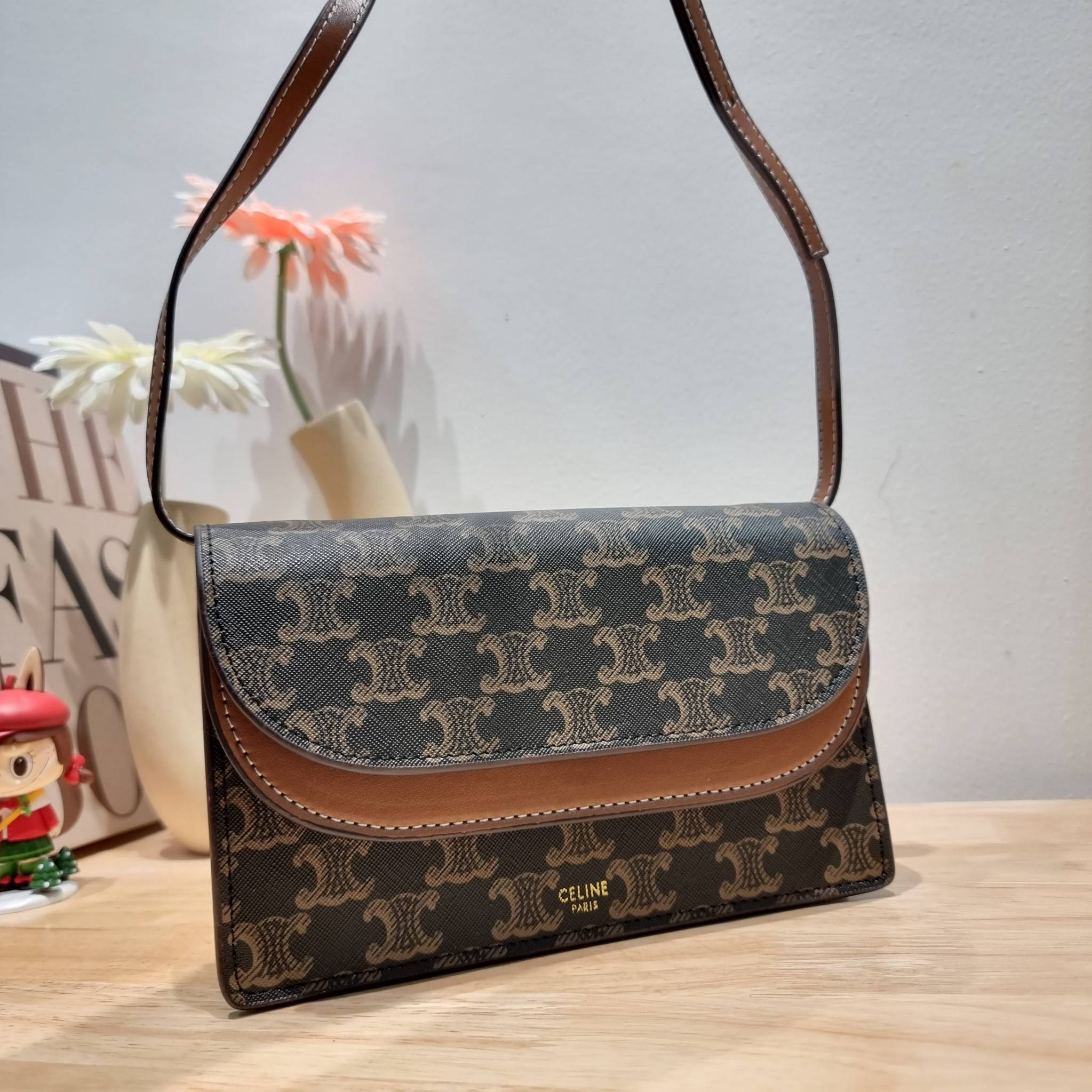 CELINE WALLET ON STRAP IN TRIOMPHE CANVAS AND LEATHER อีกหนึ่งรุ่นยอดนิยม กระเป๋าสะพายกึ่งคลัทช์ ในรูปแบบกระเป๋าสตางค์ ให้พกพาได้ง่าย ใส่ของสำคัญ มือถือ หรือบัตรต่างๆได้