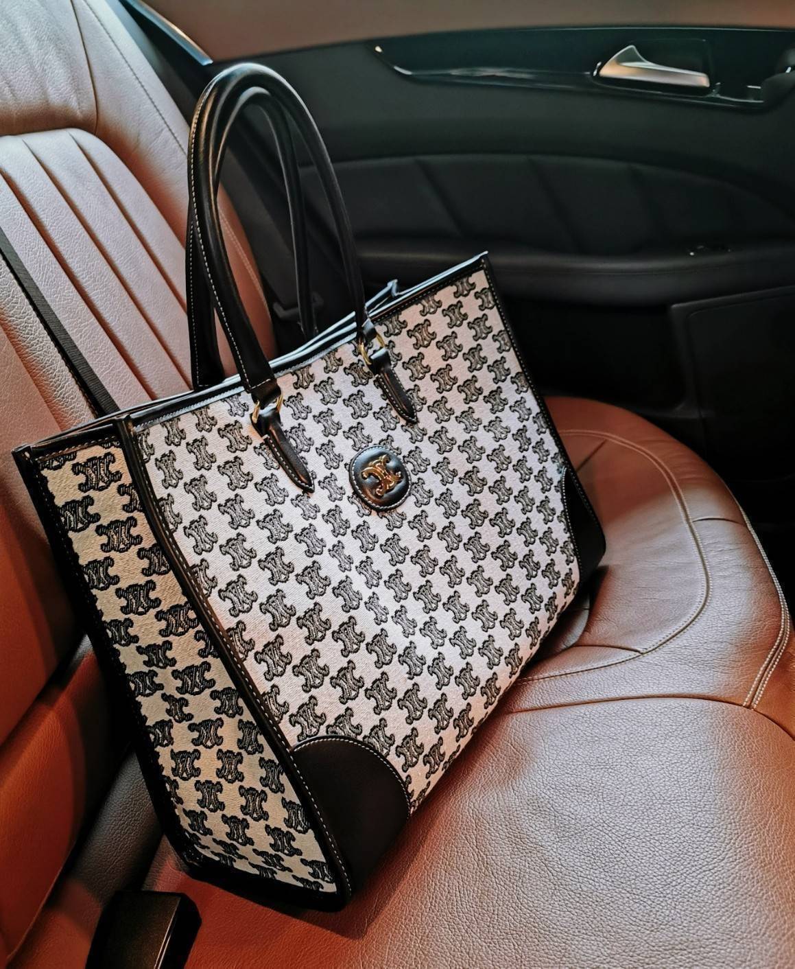 CELINE LARGE TOTE BAG VIP วัสดุ CANVAS ทรงเหลี่ยมดีไซน์ Casual สวยคลาสสิคสไตล์สาว Lisa ใบใหญ่ใส่สัมภาระได้เยอะจุใจภายในโล่งกว้าง ใส่เอกสาร A4 หนังสือ กระเป๋าสตางค์ มือถือ ของใช้ได้เยอะ หูจับหนังเเข็งแรงจับถนัดมือจะถือหรือสะพายก็ดูดี ไอเท็มแนะนำฮิตพร้อมส่ง