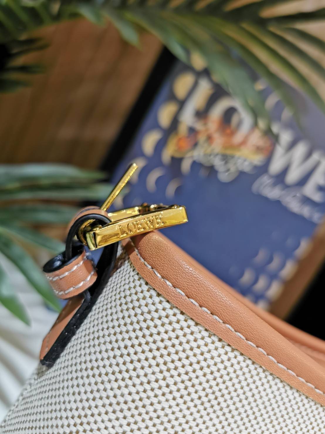 LOEWE SHOULDER BAG VIP GIFT WITH PURCHASE (GWP) พรีเมี่ยมกิ๊ฟ Limited จาก LOEWE PERFUME DUTYFREE COUNTER รุ่นใหม่วัสดุ Canvas Fabric ผสมผสานหนังแท้ CalfSkin ดีไซน์และโทนสีลงตัวสุดคลาสสิค เปิดปิดด้วยซิปแบรนด์อะไหล่ทอง ภายในโล่งกว้างซับในผ้าฝ้ายลายก้างปลาคง