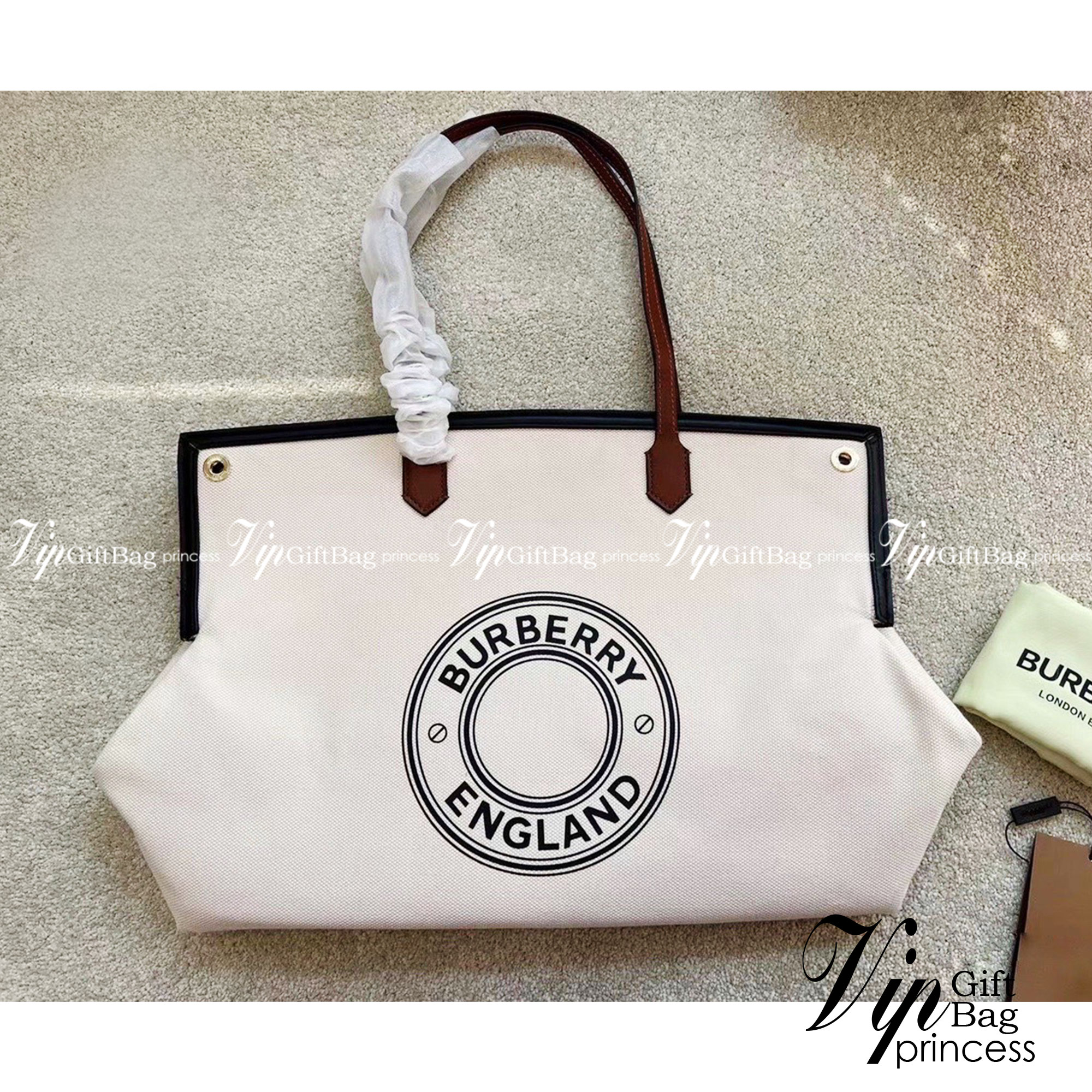 VIP 🥂 Burberry tote bag / BURBERRY FRAGRANCES TOTE BAG กระเป๋าสะพายทรงโท้ทผ้าแคนวาส ตัดขอบหนัง การตัดเย็บเดินด้ายสวยงามเลอร์ค่ามาก ดีไซน์สวย ทรงหรูดูไฮ รุ่นหายาก เป็นอีกหนึ่งรุ่นที่ดาราเซเลป ใช้กันเยอะมาก ประดับกระดุมแบรนด์สีทอง ที่มุมปากกระเป๋าทั