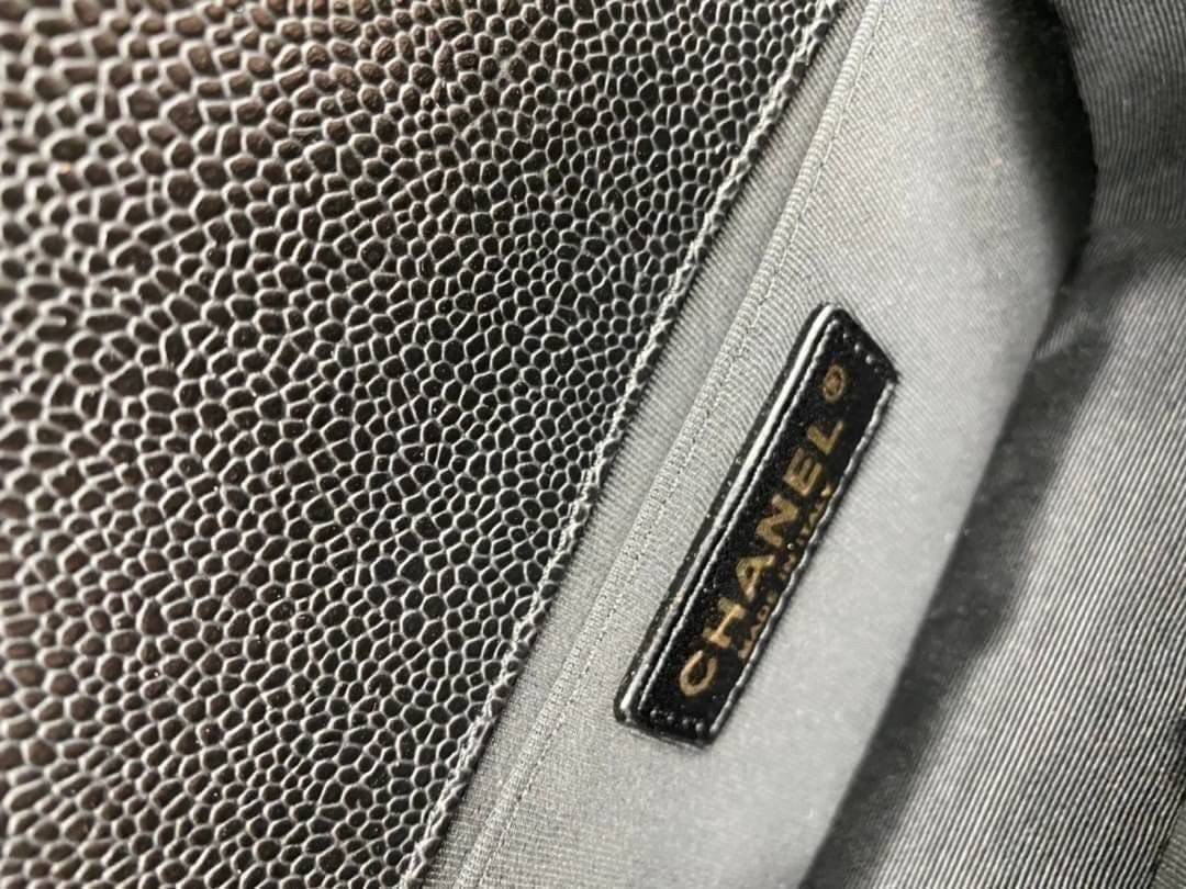 VIP 】หนังแท้ CHANEL BOY Mini Caviar Leather Silver/Gold กระเป๋าสะพายรุ่นยอดนิยมตลอดกาล หนังคาเวียร์อย่างดี อะไหล่เงินและทองรมควัน หรูหรามาก รุ่นนี้ไม่ต้องพูดเยอะ ขายดีตลอดปีเข้าเพิ่มไม่เคยพอเลยค่าา พร้อมส่งแล้ววน้าา สาวๆ จัดด่วนค่าา