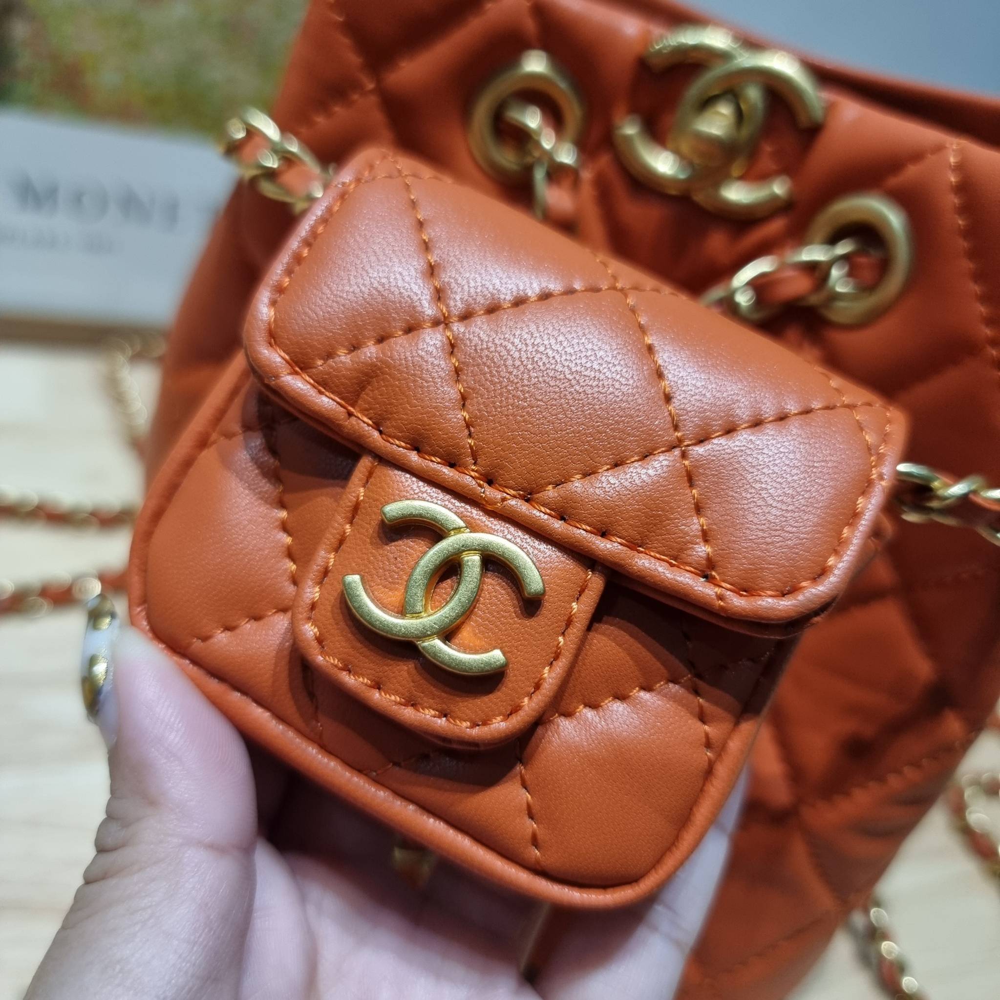 Chanel small backpack กระเป๋าสะพายหลังใบเล็ก โลหะสีทอง ดีไซน์ 2023 น้องน่ารักตะโกนม้าก!! กับกระเป๋าทรงเป้ ขนาดน่ารักน่าใช้ ดีเทลดีงาม มีใบลูกติดในตัวกระเป๋า สะดวกใช้สุดๆ