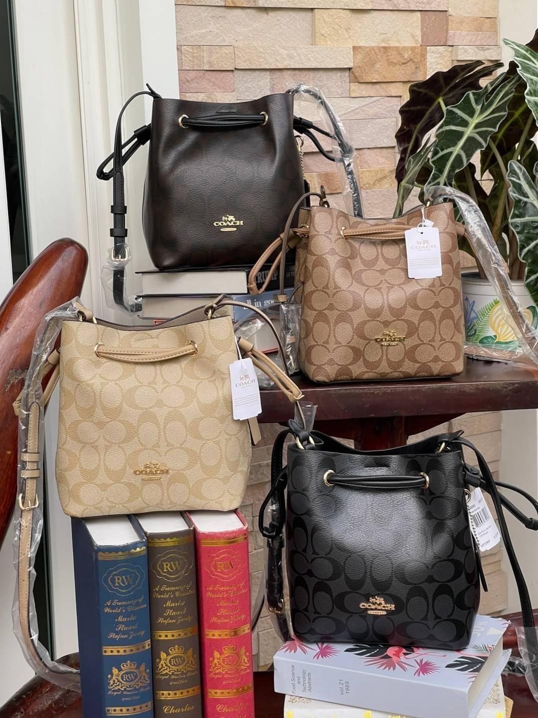 Coach Lena Crossbody Signature Bucket Bag กระเป๋าสะพายไหล่สุดคลาสสิกรุ่นนี้ เป็นรูปทรงถัง ที่สามารถจุของได้กำลังดี สำหรับสาวๆสายแฟชั่นที่ชอบรายละเอียดชิคๆ ดีไซน์เก๋ ด้วยรูปทรงของกระเป๋าที่ออกแบบมาให้ฐานเป็นรูปสี่เหลี่ยมทำให้กระเป๋ายังคงรูปทรงได้ง่าย มีสาย