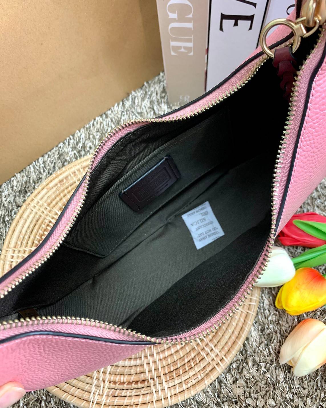 COACH BAILEY HOBO WITH WHIPSTITCH ((C4108//C1322)) พร้อมส่งที่ไทย!! สวยจริงไม่จกตาแน่นอนค่าา กระเป๋าทรงโค้ง ใช้แบบหิ้วหรือคล้องไหล่ก็ดูดี ใช้วัสดุหนังแท้ชั้นดี หนังสวยมากๆค่ะ ด้านหน้าใช้อะไหล่แบรนด์ตัวใหญ่ หรู ดูสะดุดตามีเดียว