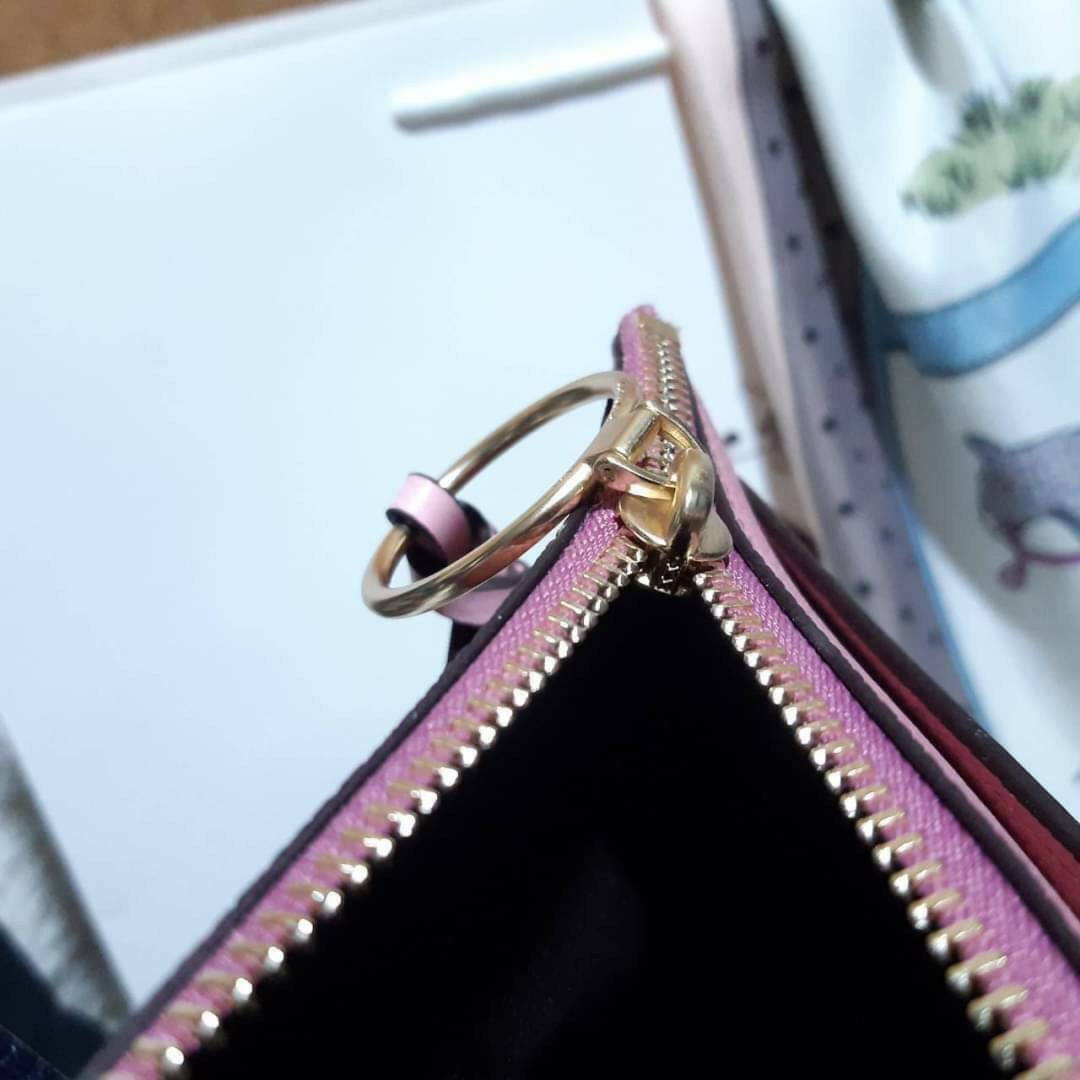 COACH 2319 MAY TOTE IN COLORBLOCK SIGNATURE CANVAS กระเป๋าโท้ท ดีไซน์ใหม่ล่าสุด!! 💕💕 เก๋ตรงปากกระเป๋า คล้ายกระเป๋าซ้อนในตัว สีตัดกับตัวกระเป๋าได้อย่างลงตัว ทรงสวย ใบใหญ่ใส่ของได้เยอะ เปิด-ปิดด้วยซิป รูดใช้งานง่าย ภายในโล่งกว้าง ด้านหลังมีช