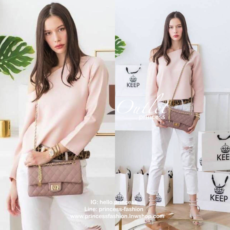 KEEP รุ่น KEEP shoulder Quited chain handbag สวย หรู มากๆ เลยน๊า กระเป๋าอยู่ทรง เย็บตารางสวย แถมใช้หนังตัวใหม่ Microfiber สวย ทน กว่าเดิม รอบนี้มาพร้อมสีใหม่ให้เลือกด้วยนะค๊า