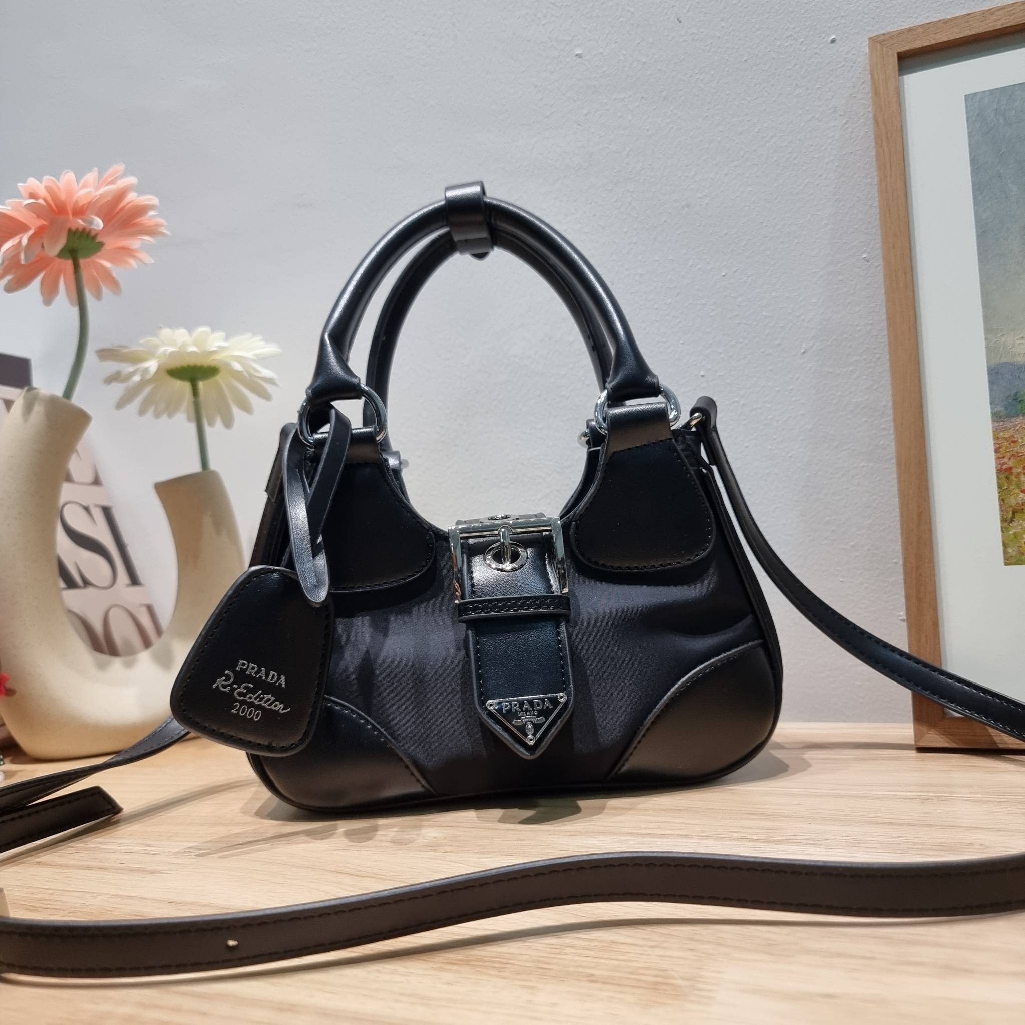 Prada Moon bag / PRADA RE-NYLON AND LEATHER MOON PADDED BAG ใหม่ล่าสุด กับคอลที่ใครๆเห็นก็ต้องรัก ขนาดกำลังน่ารัก ดีไซน์สวยดุ และยังดูแพงได้อีก