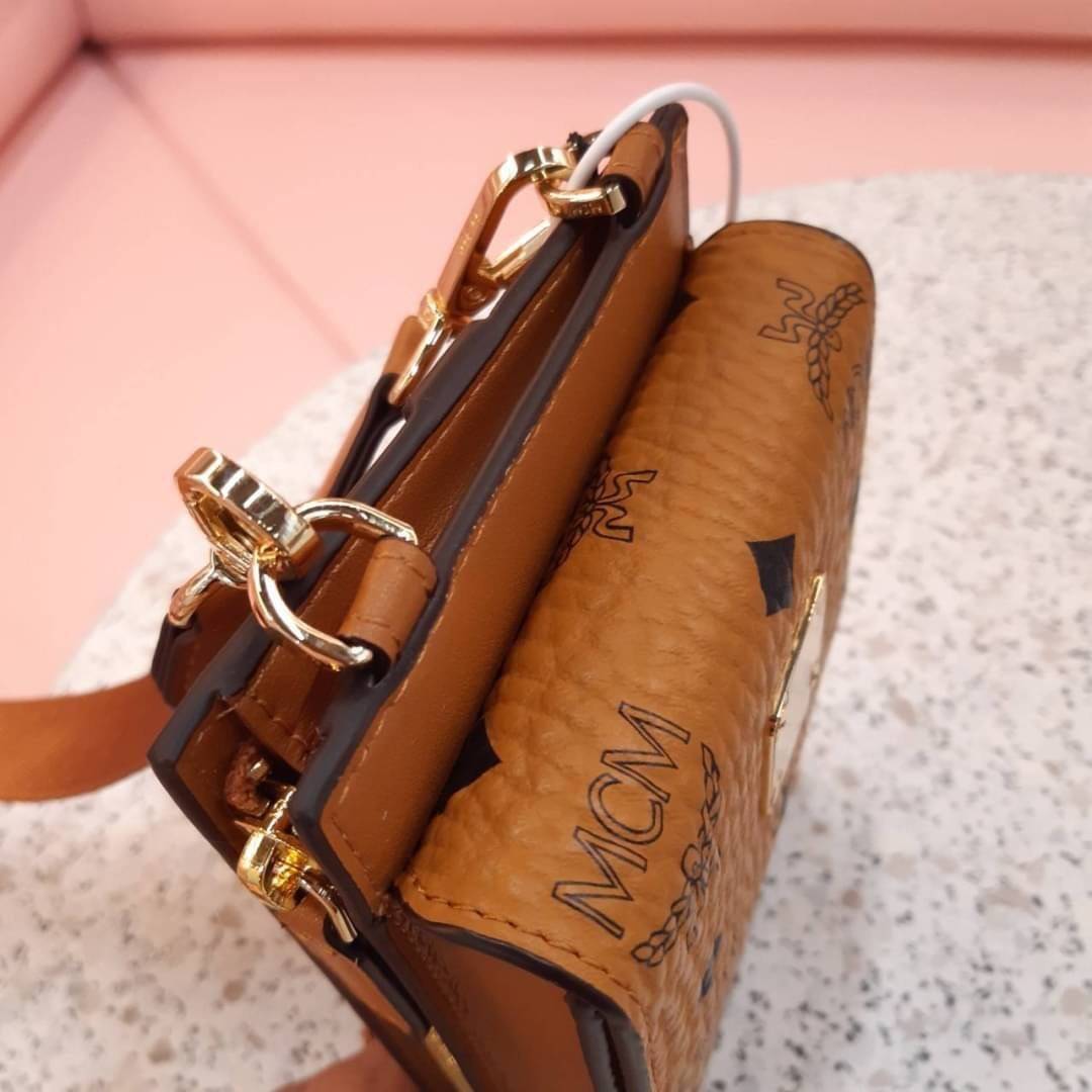 M.C.M CROSSBODY PHONE CASE กระเป๋าอะไรเอ่ยฮิตกันทั่วบ้านทั่วเมือง!!?? กระเป๋าใส่โทรศัพท์ไงจ้ะ!! เดินไปไหนใครก็ใช้ เพราะทุกคนต้องการความสะดวก ใบนี้ตอบโจทย์ไปเล้ย!!