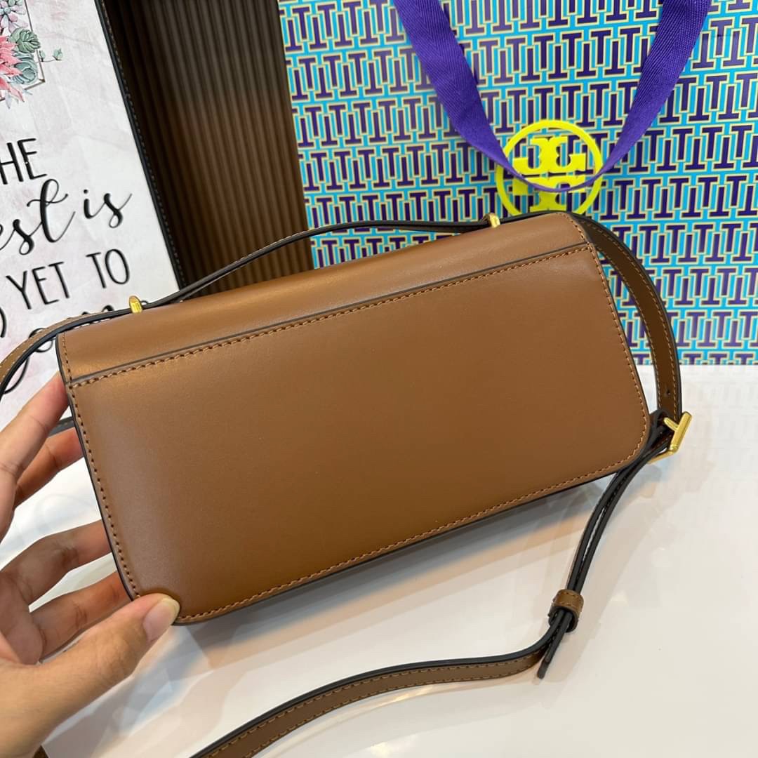 TORY BURCH ELEANOR SMALL LONG CONVERTIBLE SHOULDER กระเป๋าสะพายทรงยาว E/W Eleanor Convertible สูดหรู ดูแพง หนังแท้ เรียบสวยหรู โดดเด่นด้วยป้ายโลโก้สีทอง ลาย Double T อันเป็นเอกลักษณ์ ภายในช่องโล่งกว้างสามารถใส่โทรศัพท์ได้ทุกรุ่น สามารถใส่กระเป๋าสตางค์ใบยา