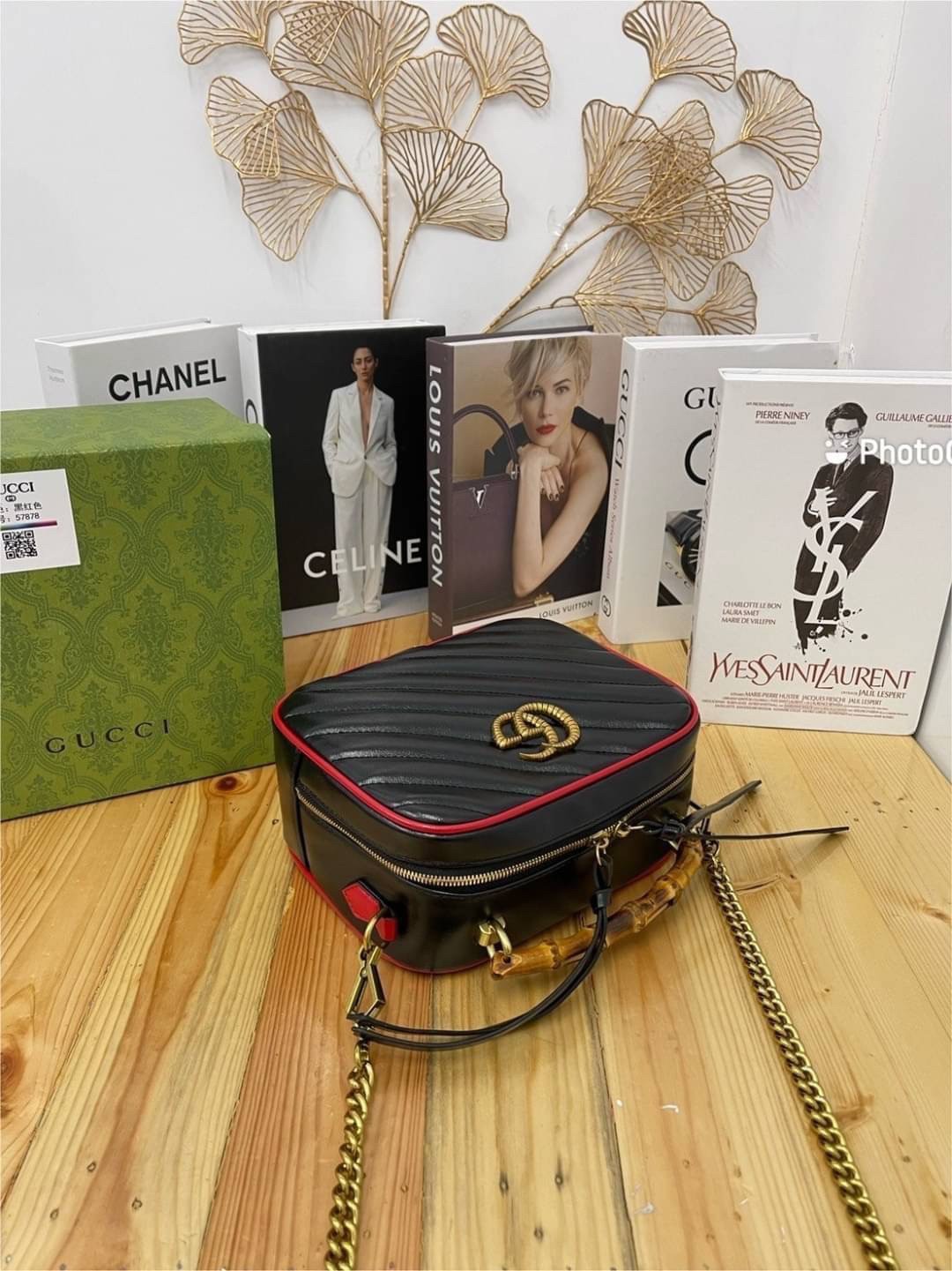 GUCCI GG MARMONT WITH BAMBOO / Gucci bamboo handle Marmont shoulder bag กระเป๋าสะพายดีไซน์ล้ำ โดดเด่นด้วยรูปทรงและมือจับ bamboo ที่ไม่เหมือนใคร สีโทนดำตัดขอบแดง โดดเด่น ใช้งานได้ทุกสถานการณ์ หยิบใช้วันไหนๆ ก็ตอบโจทย์ได้หมดน้า