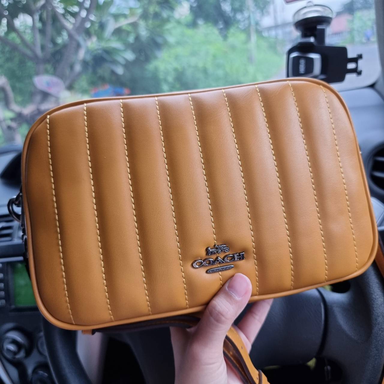 COACH C1569 JES CROSSBODY WITH LINEAR QUILTING ใหม่ล่าสุด!! กระเป๋าสะพายข้าง รุ่น 2 ซิป ใบใหญ่จุใจ ดีไซน์ใหม่ เพิ่มลูกเล่นให้ดูหรูหรายิ่งขึ้น วัสดุหนังสังเคราะห์บุเป็นลายเส้นสวยงาม เปิด-ปิดด้วยซิป 2 ช่องหลัก ใช้งานง่าย ทรงสวยมากๆรุ่นนี้ มาพร้อมสายสะพาย cr