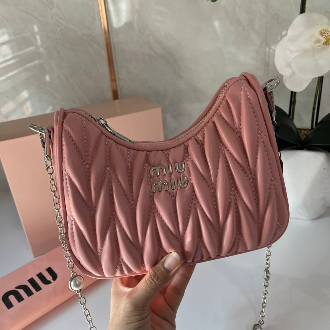 MIU MIU matelasse nappa leather shoulder bag กระเป๋าสะพายข้าง สายสะพายประดับไข่มุกและคริสตัล ให้ความละมุม ลุคคุณหนูน่ารักสุดๆคะ