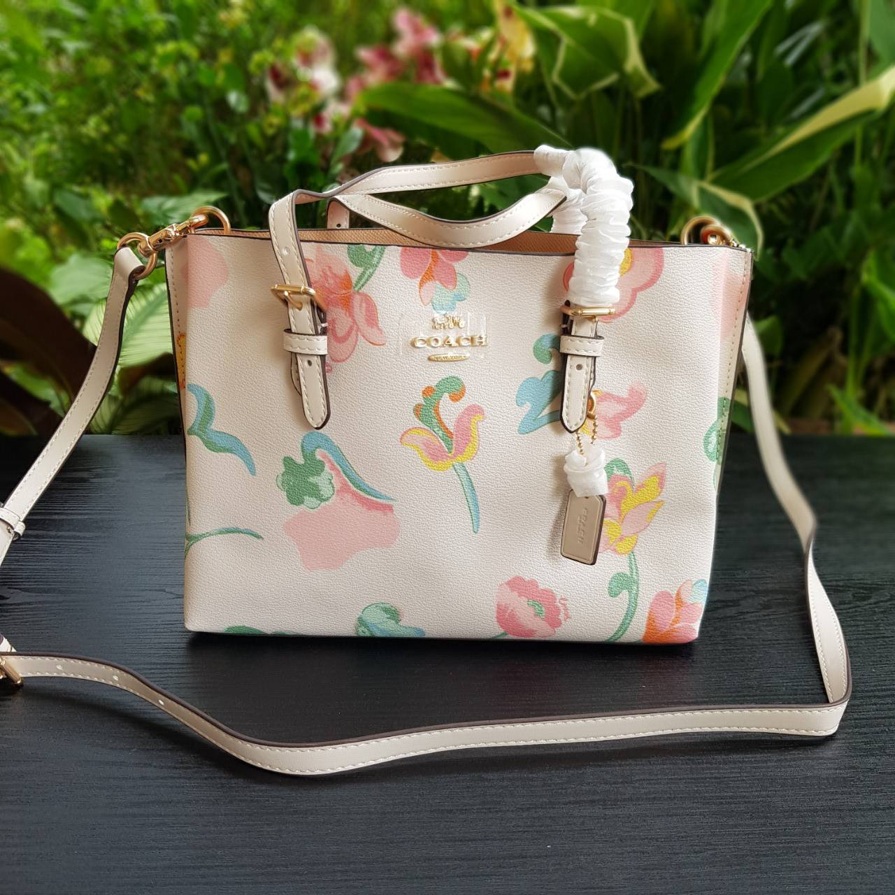 COACH C8217 MOLLIE TOTE 25 WITH DREAMY LAND FLORAL PRINT คอลใหม่ล่าสุด ยังไม่เข้า shop ไทย สวยๆแบบไม่ต้องรอพรีฯให้ยาวนาน กับกระเป๋าโท้ทไซส์เล็กที่สาวๆต่างก็ต้องปักใจรัก สวยสมใจ ดีไซน์ลวดลายดอกไม้ คละเคล้าเต็มใบ ละมุน สดใส น่าใช้สุดๆ วัสดุหนังแคนวาส ภายในโ