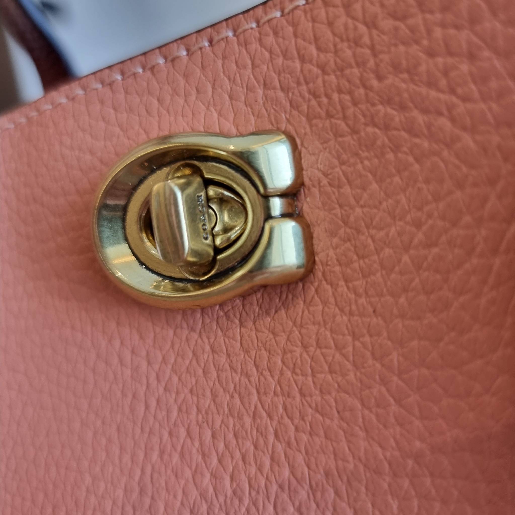 COACH C8561 C8869 WILLOW TOTE 24 IN COLOR BLOCK น้องสาวลุคลูกคุณมาแล้วจ้า กระเป๋าถือ/สะพาย ดีไซน์คัลเลอร์บล็อค ลงตัว เรียบหรู ใบจริงคือผู้ดี๊ผู้ดี ใช่ได้ทุกๆโอกาส วัสดุหนัง pepble อยู่ทรง เปิดปิดด้วยตัวบิดล็อค และอีกฝั่งเป็นกระดุมแม่เหล็ก ภายในโล่งกว้าง ใ