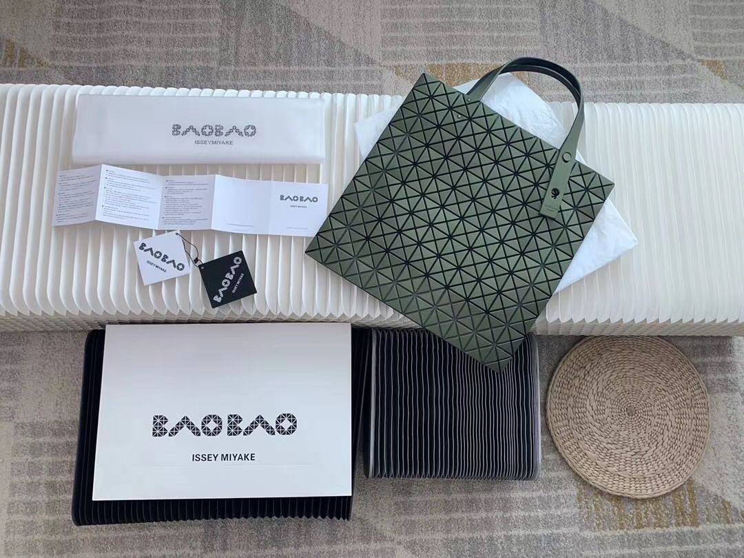 BAOBAO ISSEY MIYAKE 10x10 BLOCK TOTE BAG 39cm กระเป๋าถือทรง shopping โท้ทใบใหญ่ลายตาราง เกรดออริจินอล ภาพสินค้าถ่ายจากงานขายจริง ใช้งานต่างประเทศได้