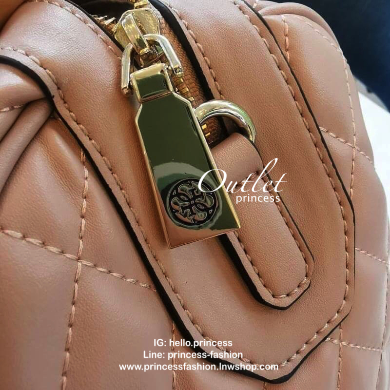 GUESS SWEET CANDY LARGE SATCHEL Handbag รุ่นใหม่หนัง PU นิ่ม เย็บลายตาราง ภายในกว้าง มีช่องซิปภายใน ตัวสายแต่งด้วยโซ่ทองร้อยหนัง สายสะพายถอดและปรับความยาวได้