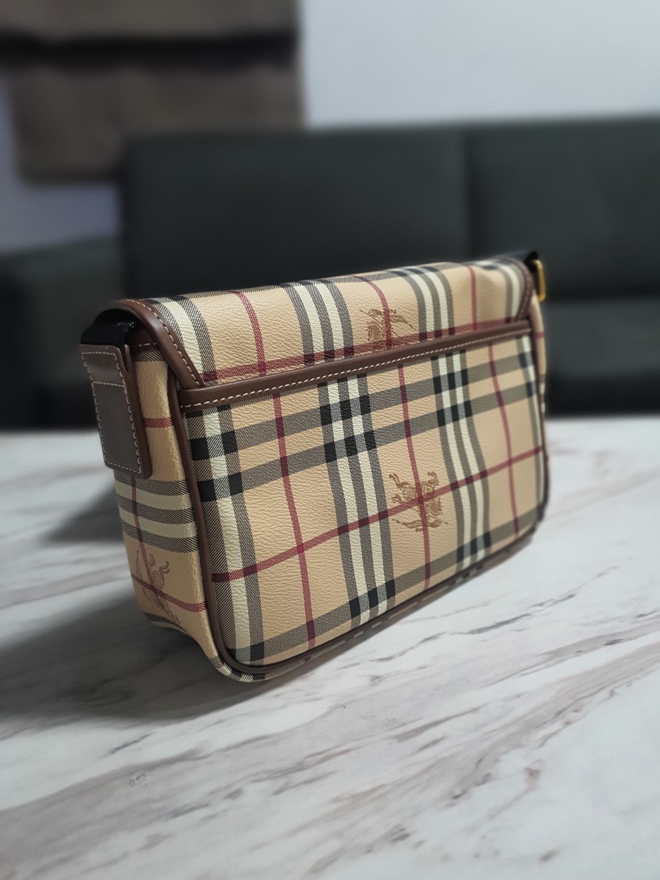 BURBERRY MESSENGER VINTAGE BAG VIP GIFT WITH PURCHASE (GWP) พรีเมี่ยมกิ๊ฟ Limited Edition จาก BURBERRY วัสดุหนังทั้งใบลายวินเทจ ตกแต่งคาดเข็มขัดด้านหน้า เปิดปิดด้วยกระดุมแม่เหล็ก ภายในมีช่องใส่ของโล่งกว้าง สามารถใส่มือถือ ipad mini ของจุกจิกได้ อะไหล่แบรน