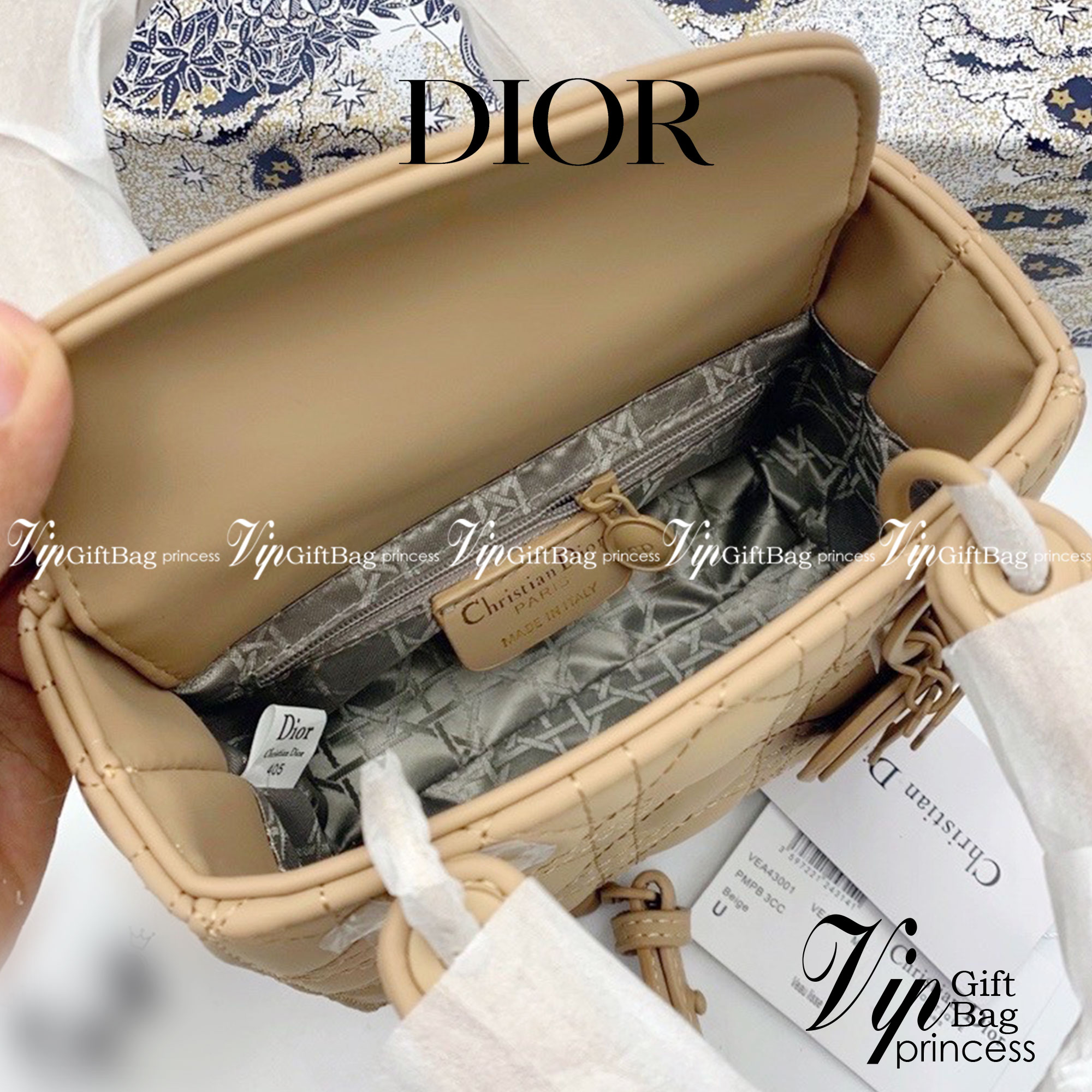 DIOR CD LADY BAG / Christian Dior Lady Dior Ultra-Matte Bag พร้อมส่ง 6 โทนสีพาสเทลหวานๆ น่ารักละมุน ตัวห้อยโลโก้โทนสีเดียวกับกระเป๋า น่ารักมากค่ะ ดีไซน์เรียบง่าย แต่แฝงไปด้วยความหรูหรา วัสดุหนังแท้ ทรงกล่องคลาสสิค มีหูจับในตัวและสายครอสบอดี้สุดเลิศ ที่มาพ
