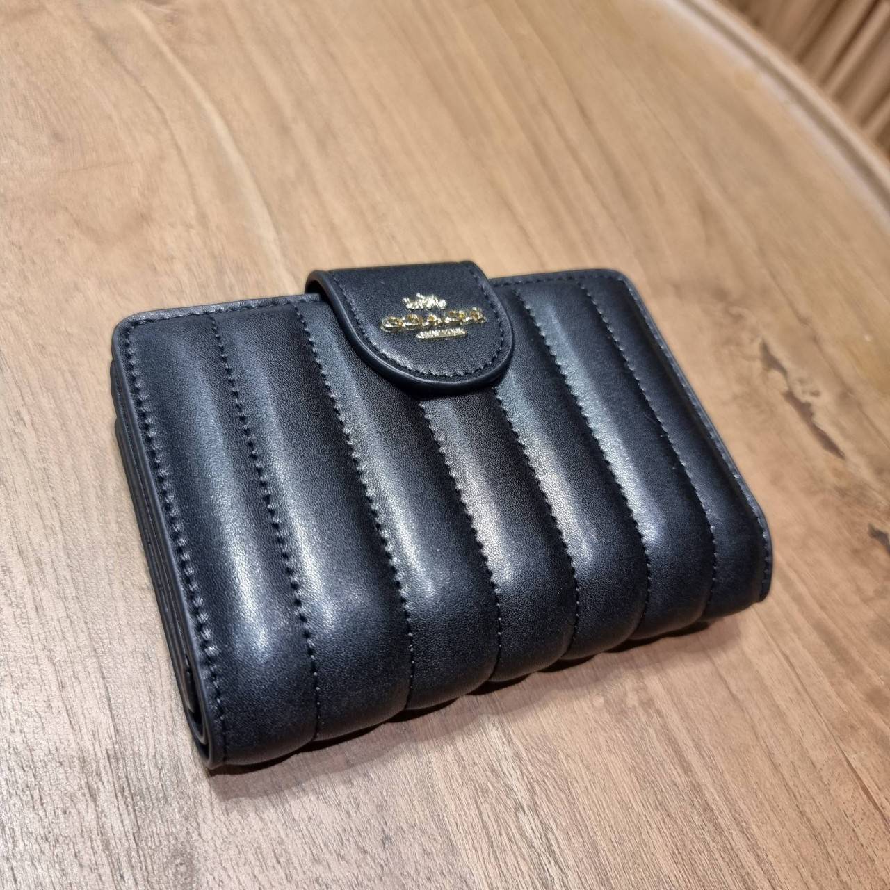 COACH C3454 MEDIUM CORNER ZIP WALLET ความหรูที่ซื้อได้!! กระเป๋าสตางค์ดีไซน์ใหม่ล่าสุด ออกแบบมาหรูดูดี ดีเทลลูกเล่นบุหนัง nappa นิ่มขึ้นเงาสวยมากๆ เปิด-ปิดใช้งานง่าย มีช่องซิปแยก มีช่องใส่บัตร ใส่ธนบัตรได้ทุกชนิด สะดวกใช้จริงๆใบนี้ สาวๆได้ไปใช้แล้วไม่อยาก
