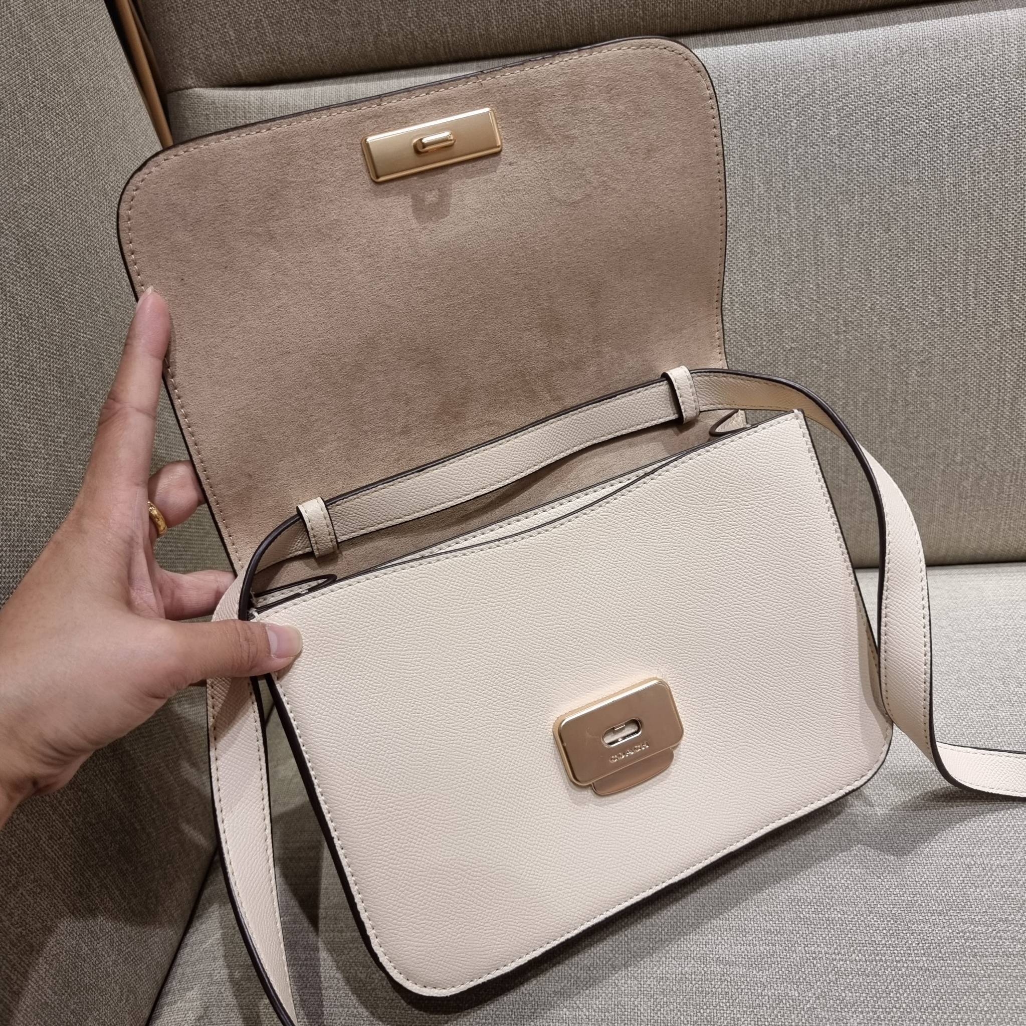 COACH C5632 BRYNN FLAP CROSSBODY แซ่บที่สุด ใหม่ที่สุด!! คอลเลคชั่นใหม่!! มองยังไงก็หลงรักละสายตาไม่ไหว กระเป๋าสะพายข้างลุคไฮน์ ที่ดีไซน์ออกมาได้ปัง และดูแพงมากๆ ด้วยดีเทลคลาสสิค รูปทรงใช้งานง่าย เรียบๆแต่มีดีเทล วัสดุหนัง crossgrain สวยคม!!! เปิด-ปิดด้วย