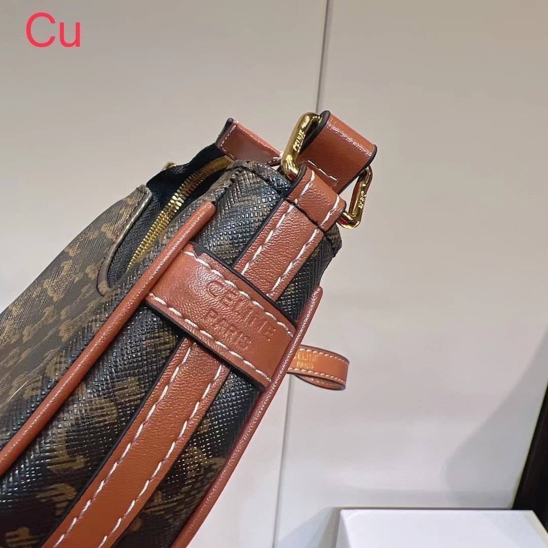 CELINE MINI AVA IN TRIOMPHE CANVAS AND CALFSKIN สวยเกินต้านกับน้องมินิ รุ่นสุดปัง ที่ใครเห็นก็ต้องว้าว กับกระเป๋าสะพายไหล่ ไซส์มินิ น้องน่ารักม้ากกก!! ไม่ไหว!! รูปทรงที่ไม่เหมือนใคร ใช้งานง่าย วัสดุหนังแคนวาสตัดสลับหนังแท้